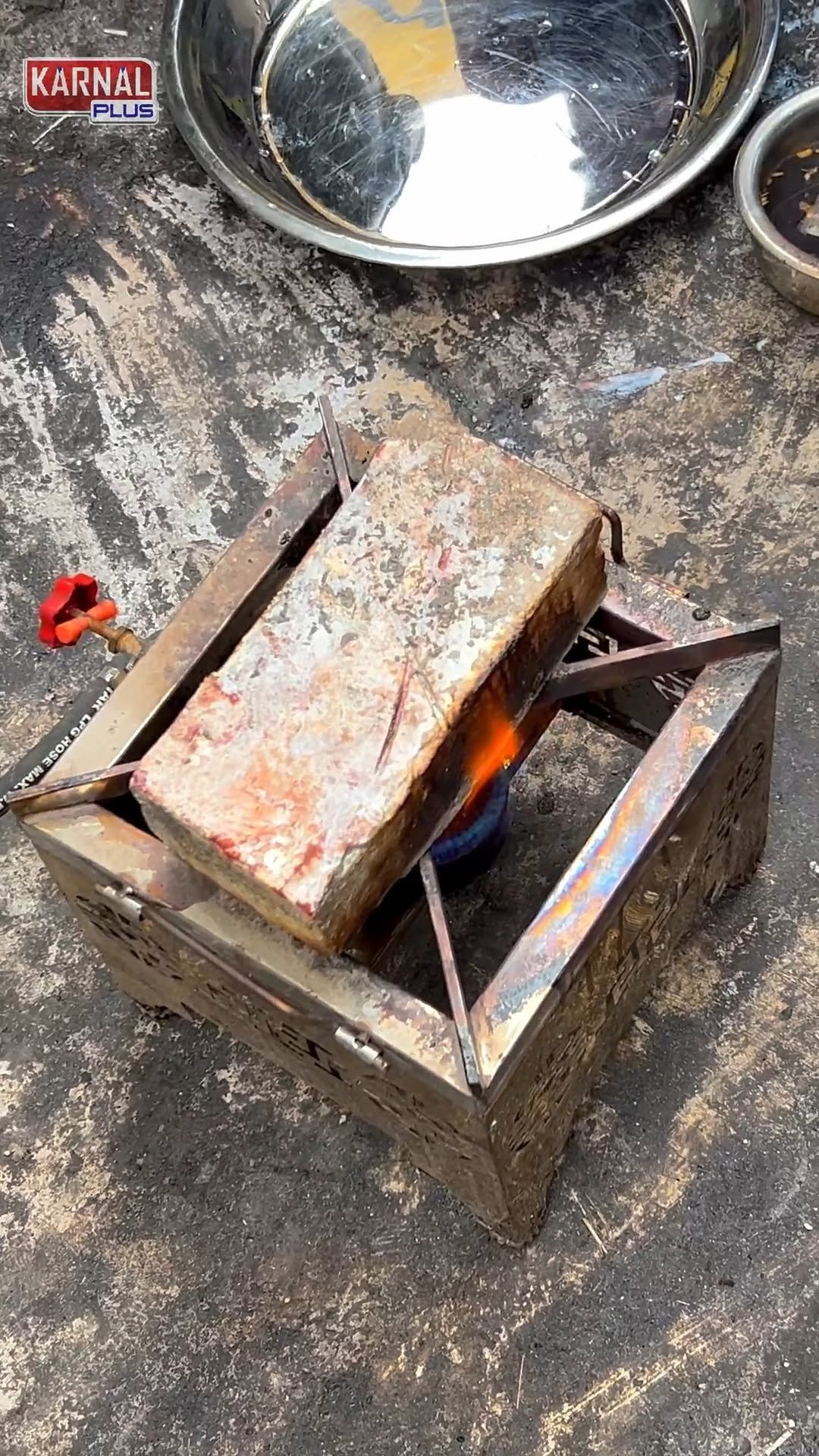 karnalplus 게시물 이미지: लाल गर्म ईंट पे पैर रखा और किया दर्द...