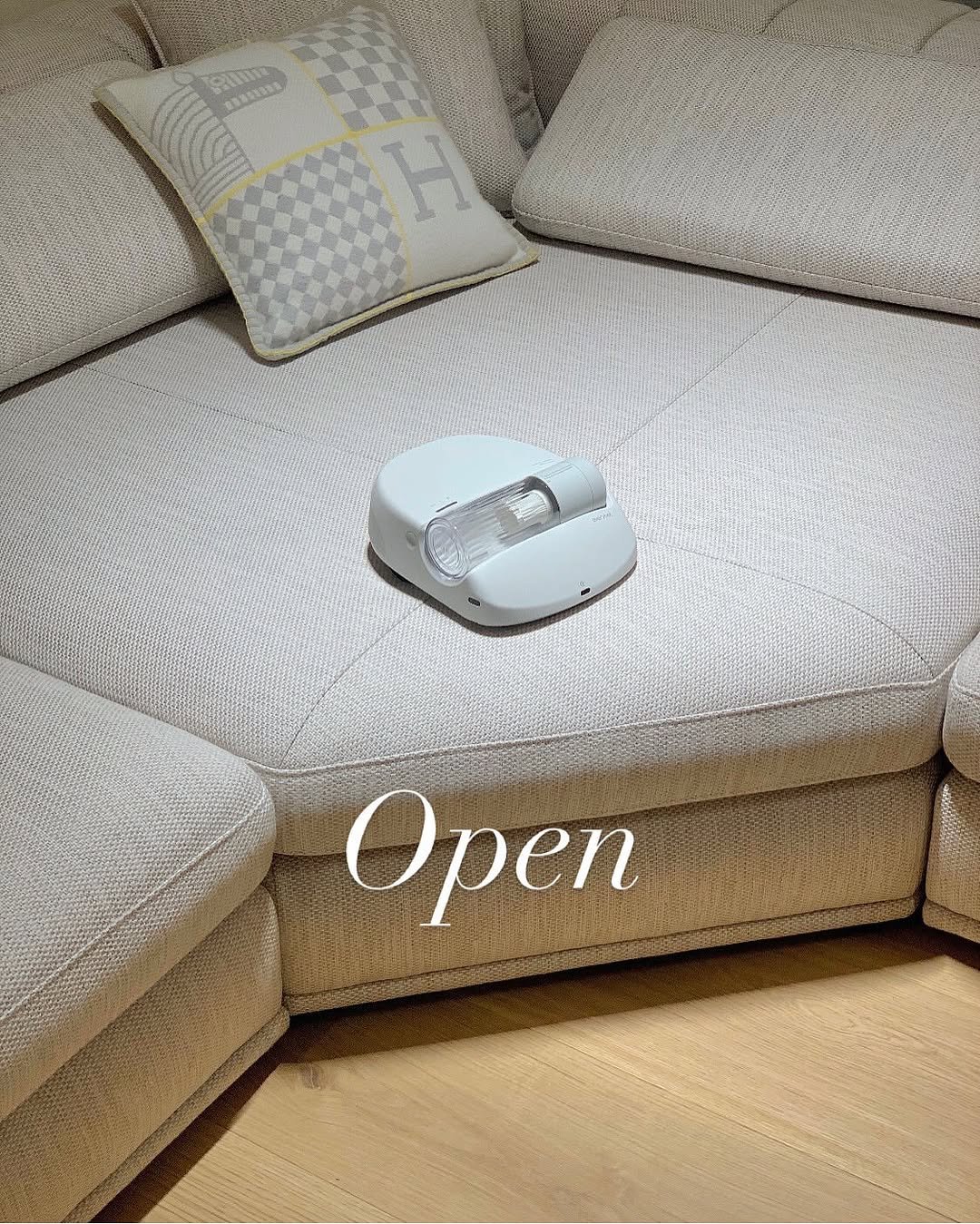 Photo by Yoona | 카루셀리 on September 25, 2025. May be an image of sofa, telephone, armchair, chaise lounge, carpet and text.
