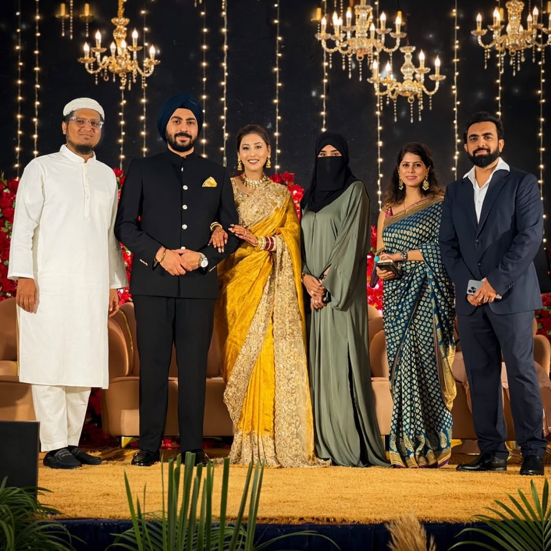 Photo by Sufiyan Vanu in Lokhandwala Complex with @kasim_dhamaskar, @meghanakakademane, @hargunspeaks, and @ayshasufiyanvanu. May be an image of one or more people, dais and text.