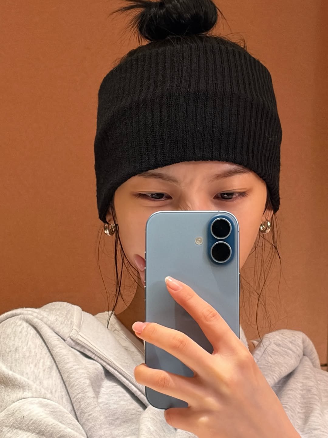 Photo by KARINA on December 26, 2025. May be a selfie of phone, hat, face mask and text.