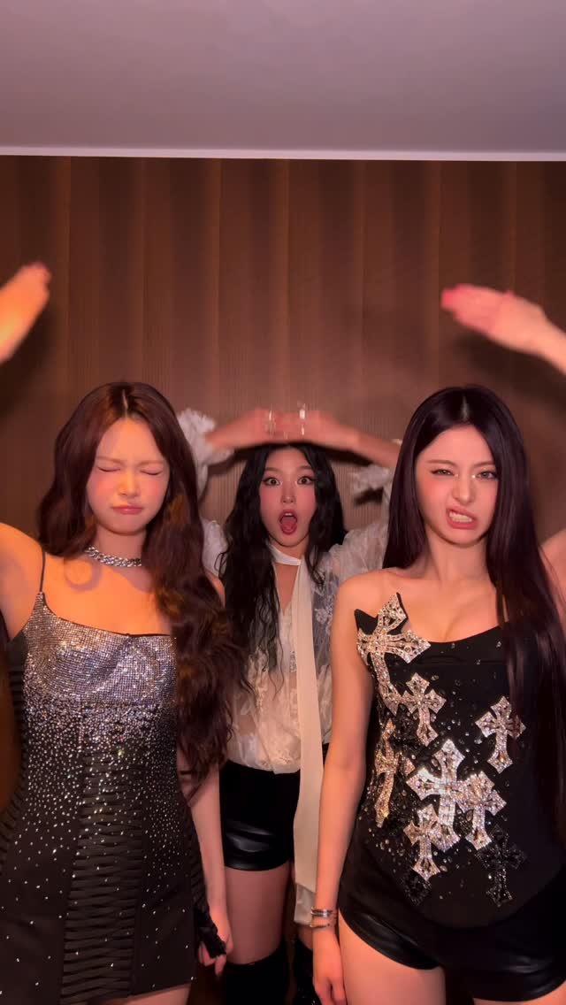 katseyeworld 게시물 이미지: haven’t you heard we’re the internet girls??...