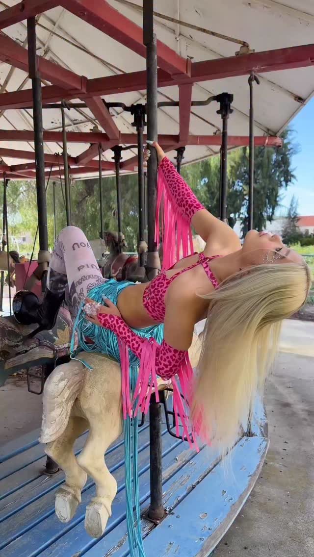 katseyeworld 게시물 이미지: live, laugh, love, pinky up