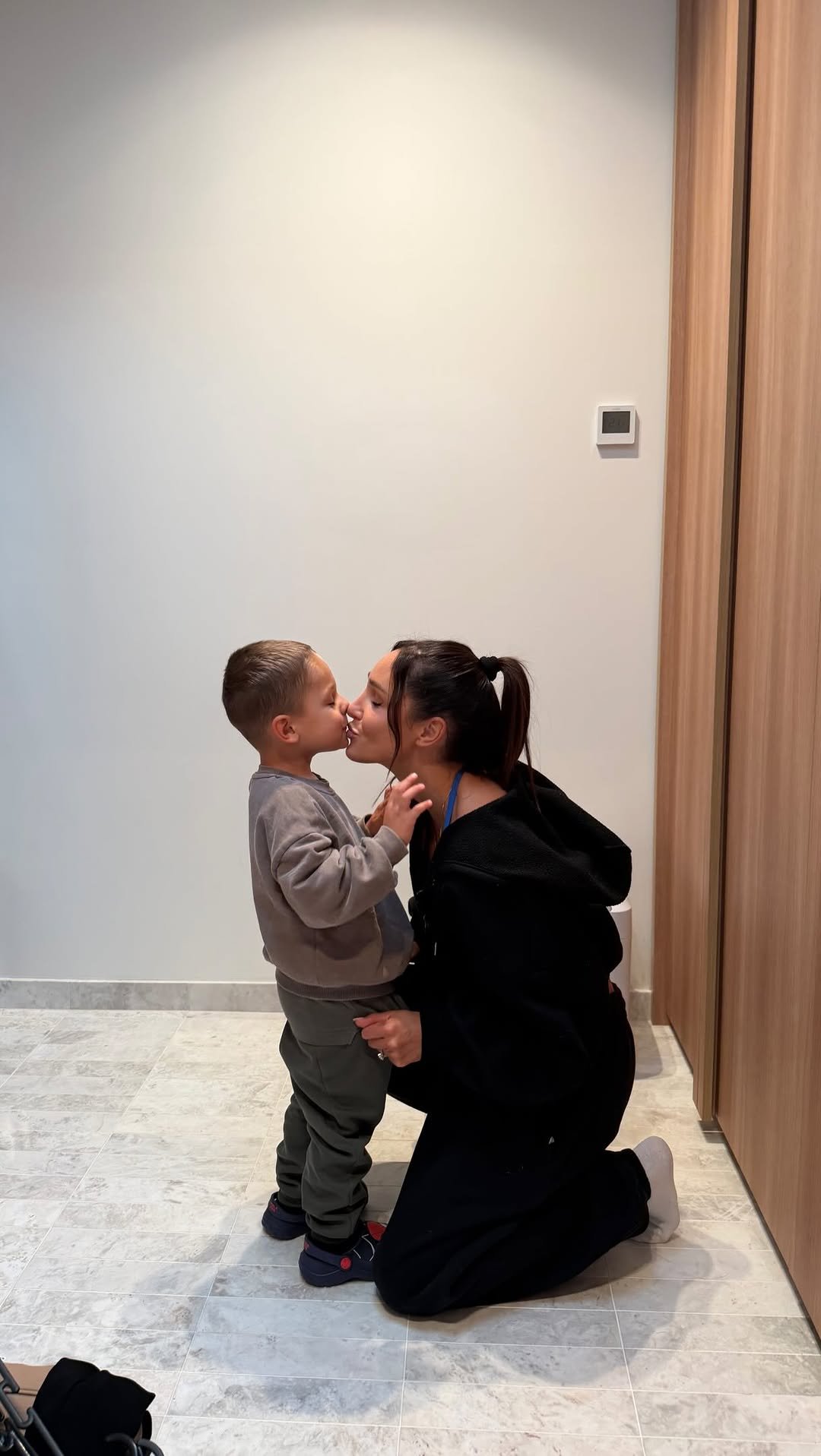 kayla_itsines 게시물 이미지: Oops … comment your tired mum mistakes 😅