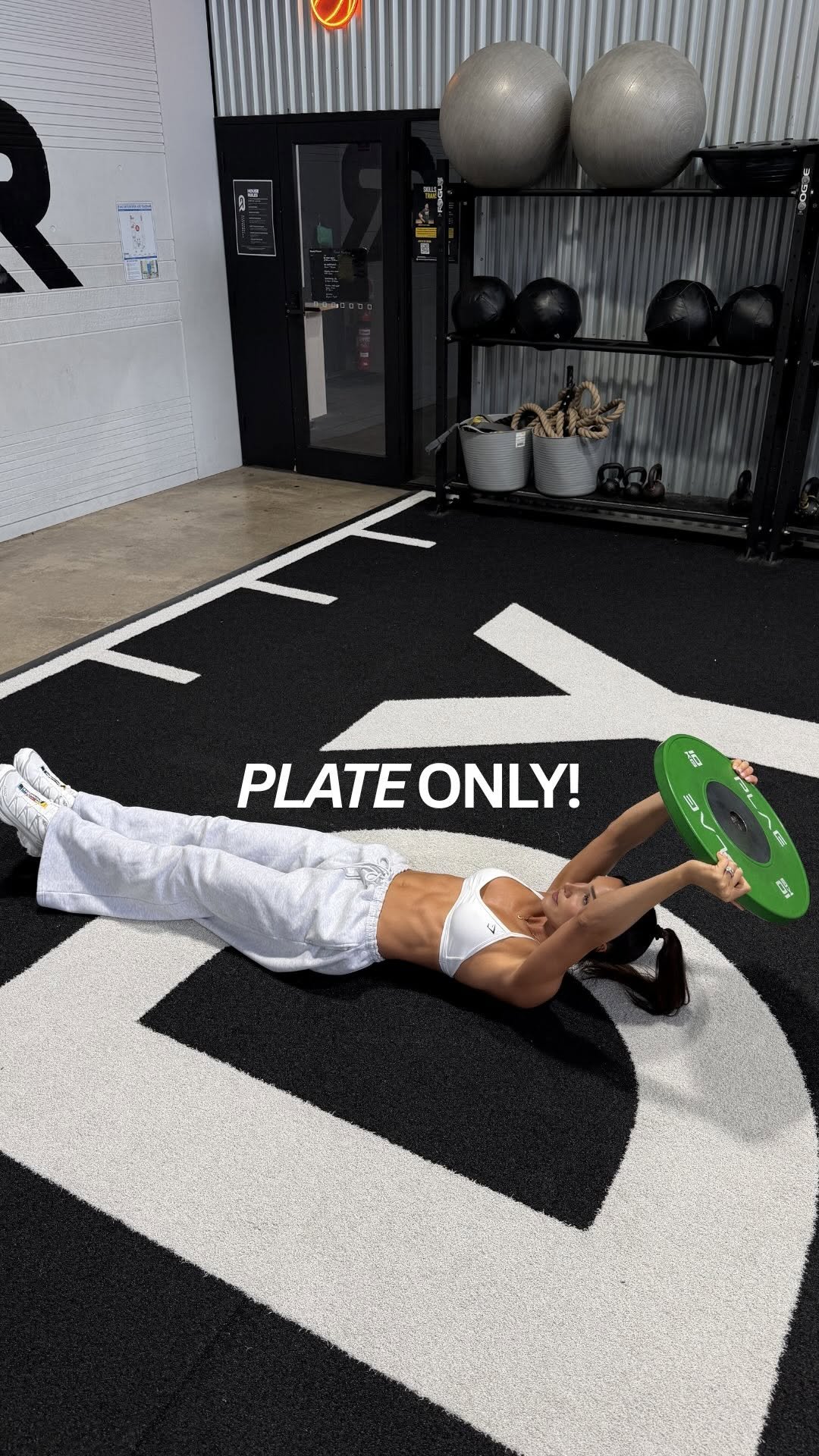 kayla_itsines 게시물 이미지: Full body with ONLY a plate!
No dumbbells. No...