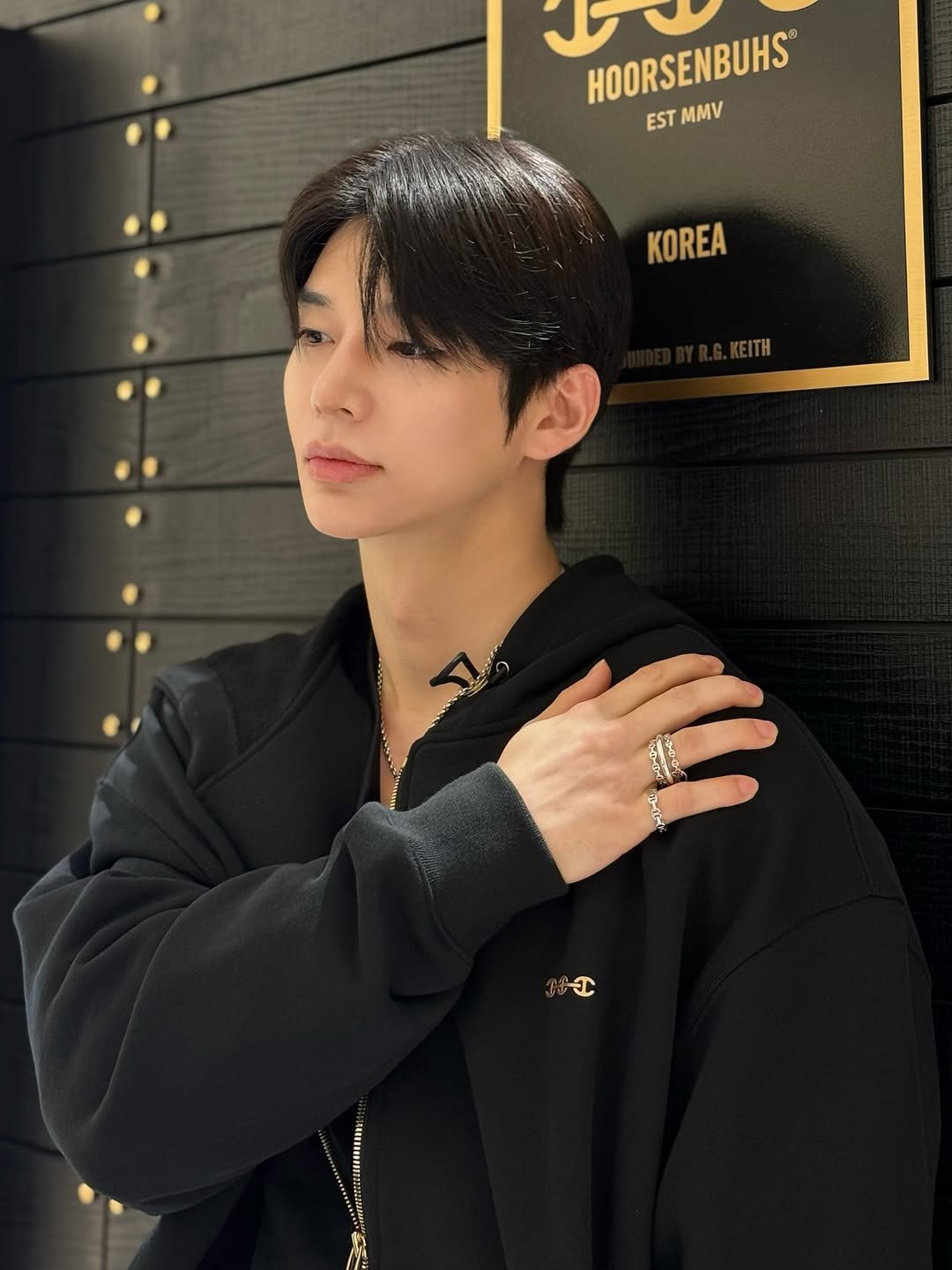 Photo shared by 은상원 on September 28, 2025 tagging @hoorsenbuhs, and @hoorsenbuhskorea. May be an image of 1 person, bolo tie and text that says 'HOORSENBUHS EST MMV HOORSENBUHS KOREA C አብራጫ I'.