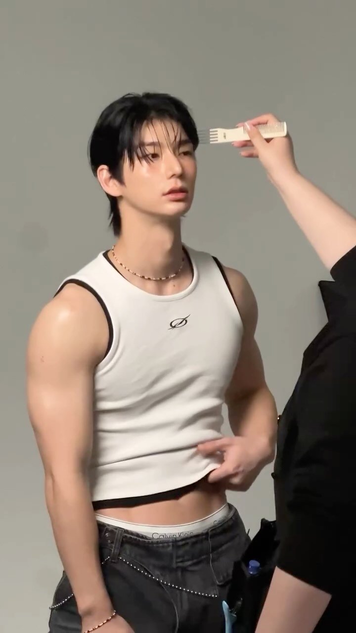 kaza_eun 게시물 이미지: 키치 하게 찍어봤어🧏‍♂️

@stealer_studio 
@soragoodfit...