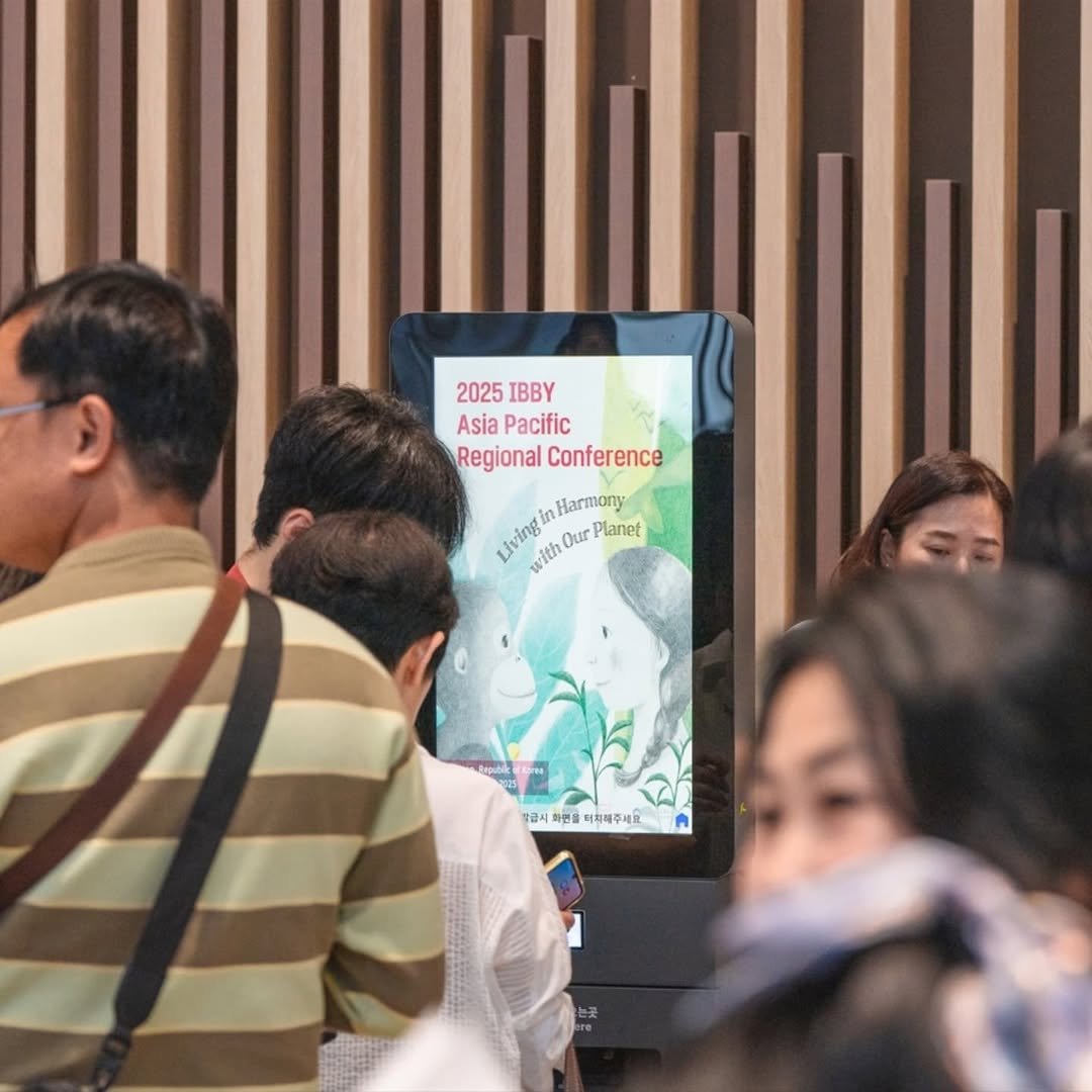 Photo by KBBY 국제아동청소년도서협의회 on September 08, 2025. May be an image of 3 people, people studying and text that says '2025 IBBY Asia Pacific Regional RegionalConference Conference LvringinHarmory Harmany ปงำคยูไท onthOurPlanet Our Planet withOu 1급시 급시회원을 화면을 의획해주세요.'.