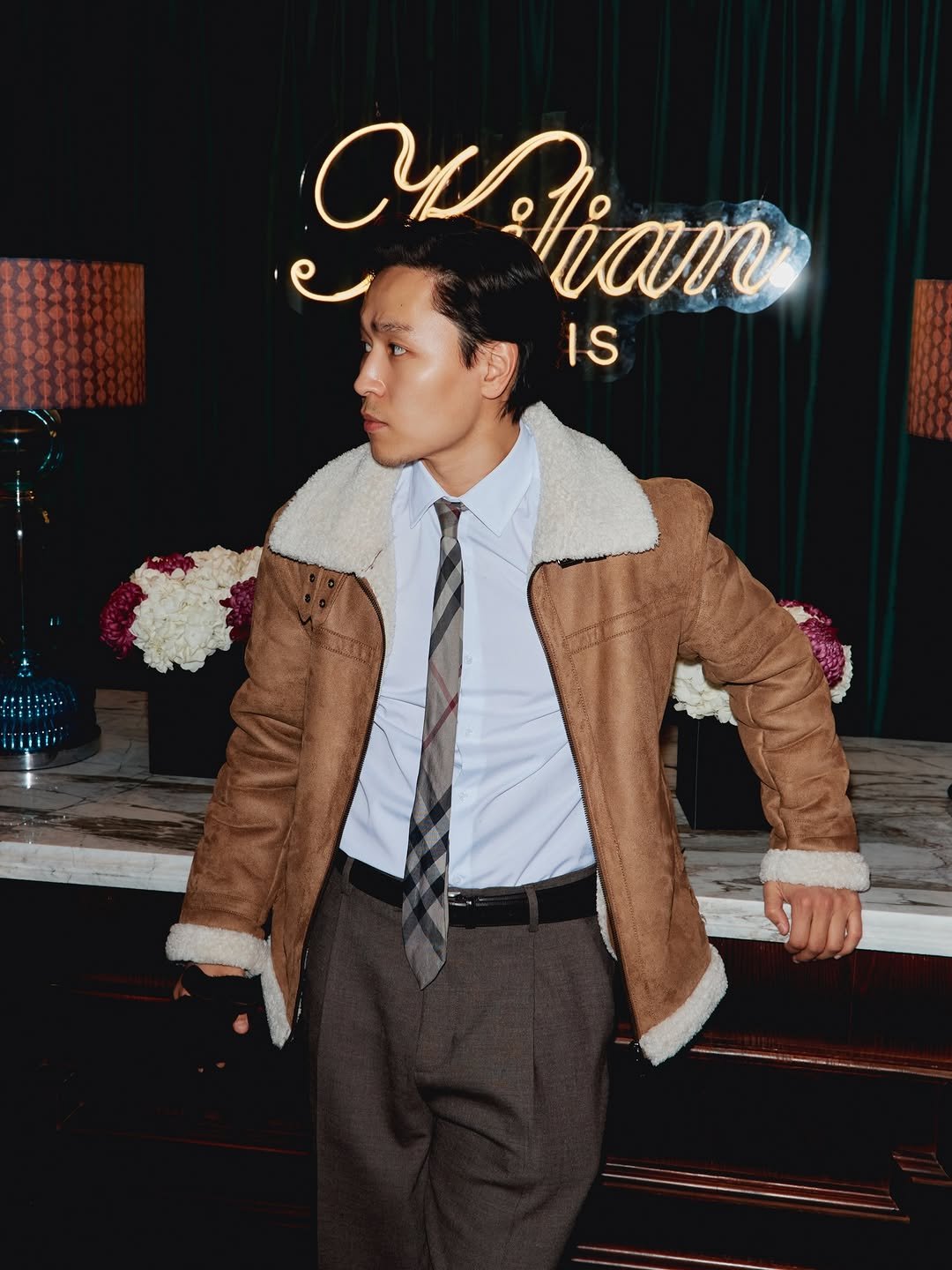 Photo by K. Beklan on December 12, 2025. May be an image of duffle coat, overcoat, wingtip shoes, blazer, bolo tie, suit, dinner jacket and text that says 'Cu Mustian aiam IS'.