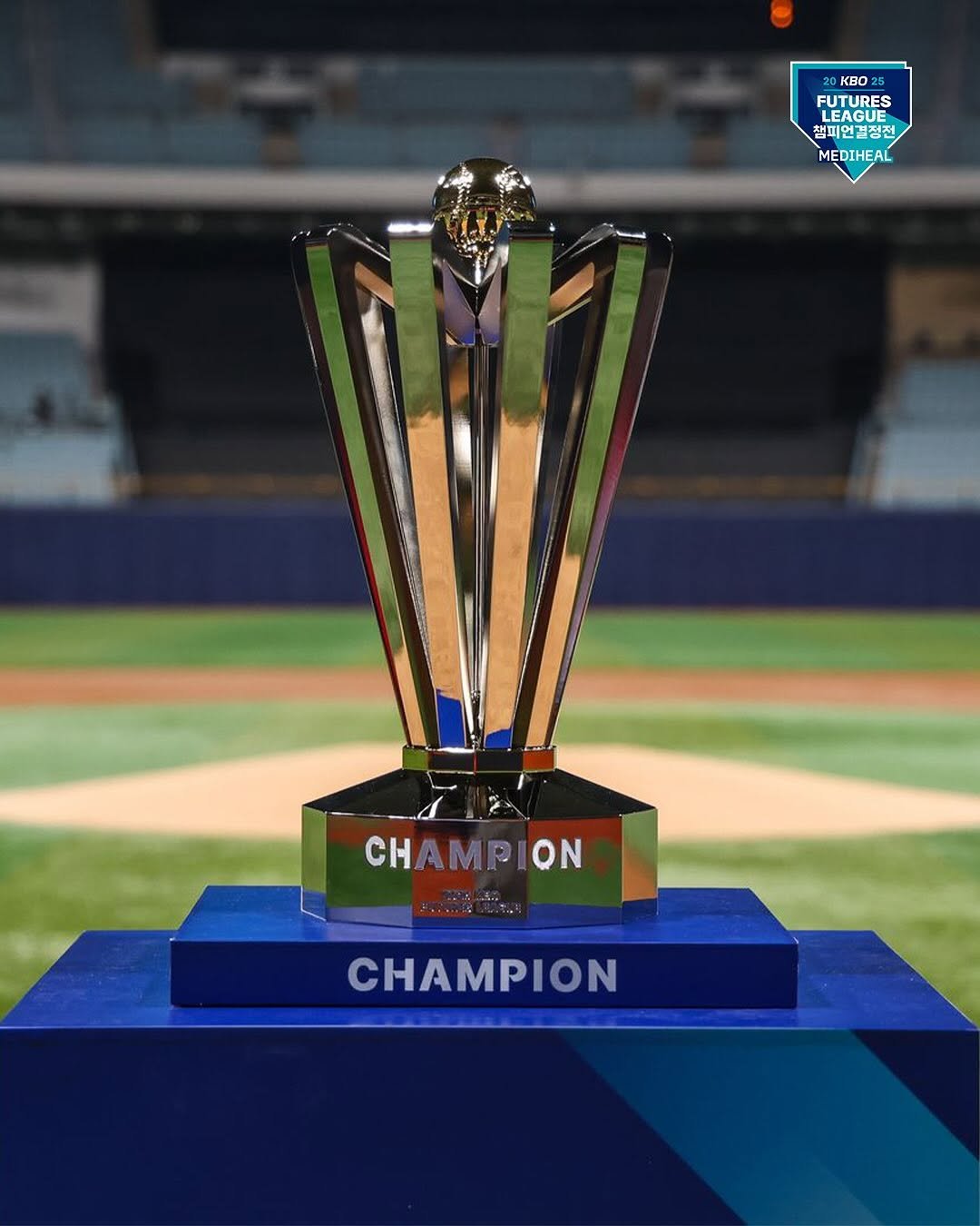 Photo by ⚾ KBO ⚾ on October 01, 2025. May be an image of baseball, scoreboard and text that says '20 KBo 80 25 FUTURES S LEAGUE LEA 짝피어복저저 챔피언결정전 MEDIHEAL CHAMPION cH CHAMP AMP ON ON HΜΡΝ'.