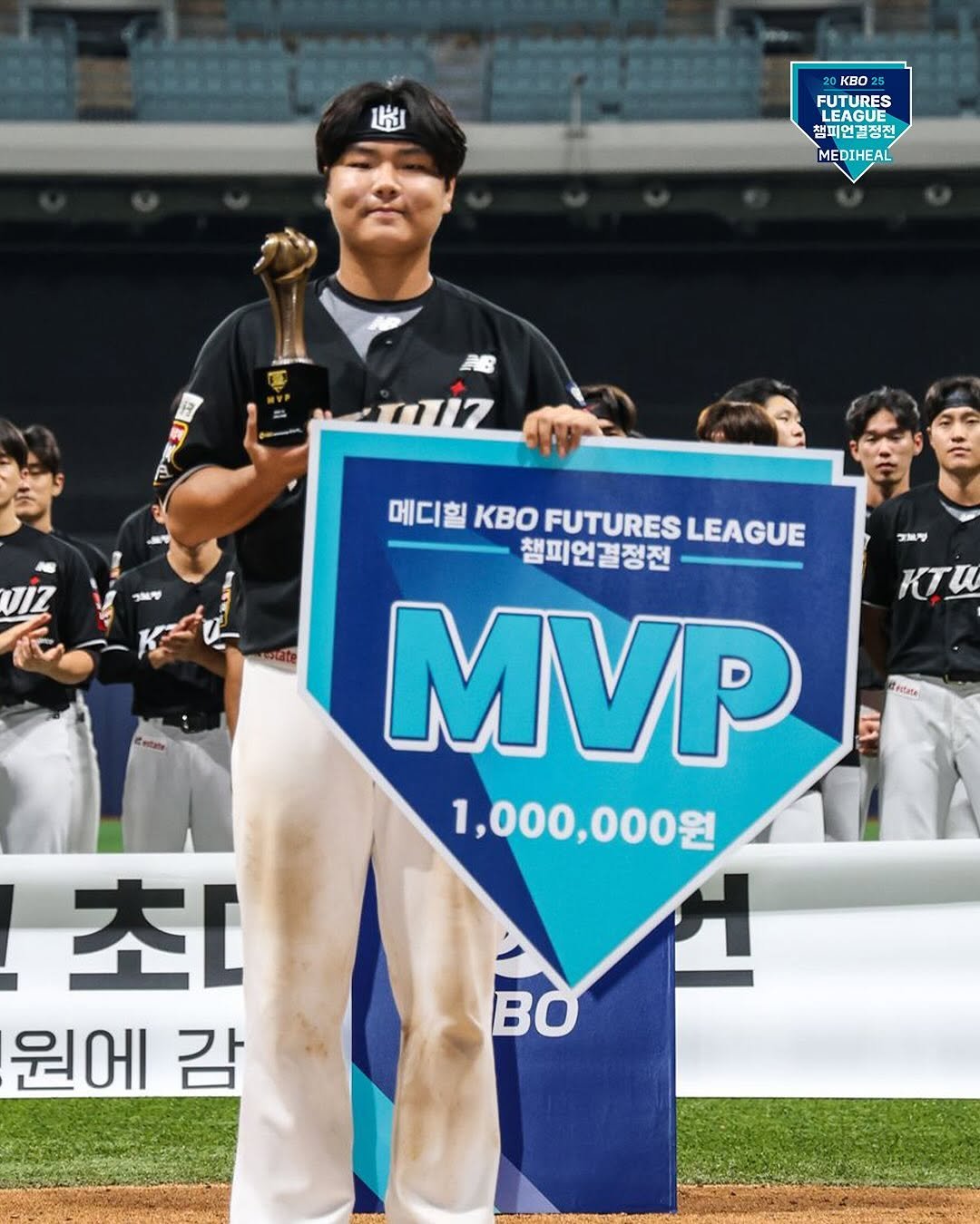 Photo by ⚾ KBO ⚾ on October 01, 2025. May be an image of ‎4 people, people playing baseball, stadium and ‎text that says '‎હ 20 BO FUTURES LEAGUE ERTE 챔피언결정전 MEDIHEAL ج フmッ 메디힐 매디KBOFTUREEAGUE KBo FUTURES LEAGUE 챔피언결정전 MVP 1,000,000원 KTИ 최 원에 감 Bo‎'‎‎.