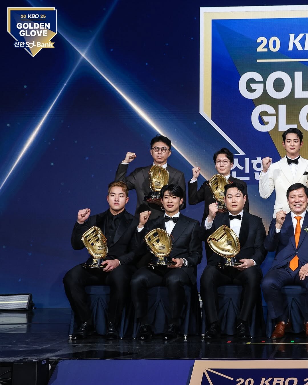 Photo by ⚾ KBO ⚾ on December 09, 2025. May be an image of text that says '20 KBo 25 GOLDEN GLOVE 신한5O 신한.0Bank soL Bank 신한 20 20K ΚΙ GOL GL 신한 20 KDO'.