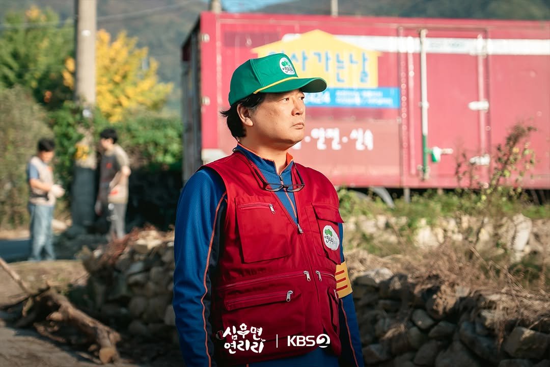 Photo by KBS 드라마 on March 03, 2026. May be an image of one or more people, train, hat, outdoors and text that says '연어 가는남 場 無 2 o ግዜ.ቴ 5라 삼유볶|KS2 심우면 연리라 KBS2'.
