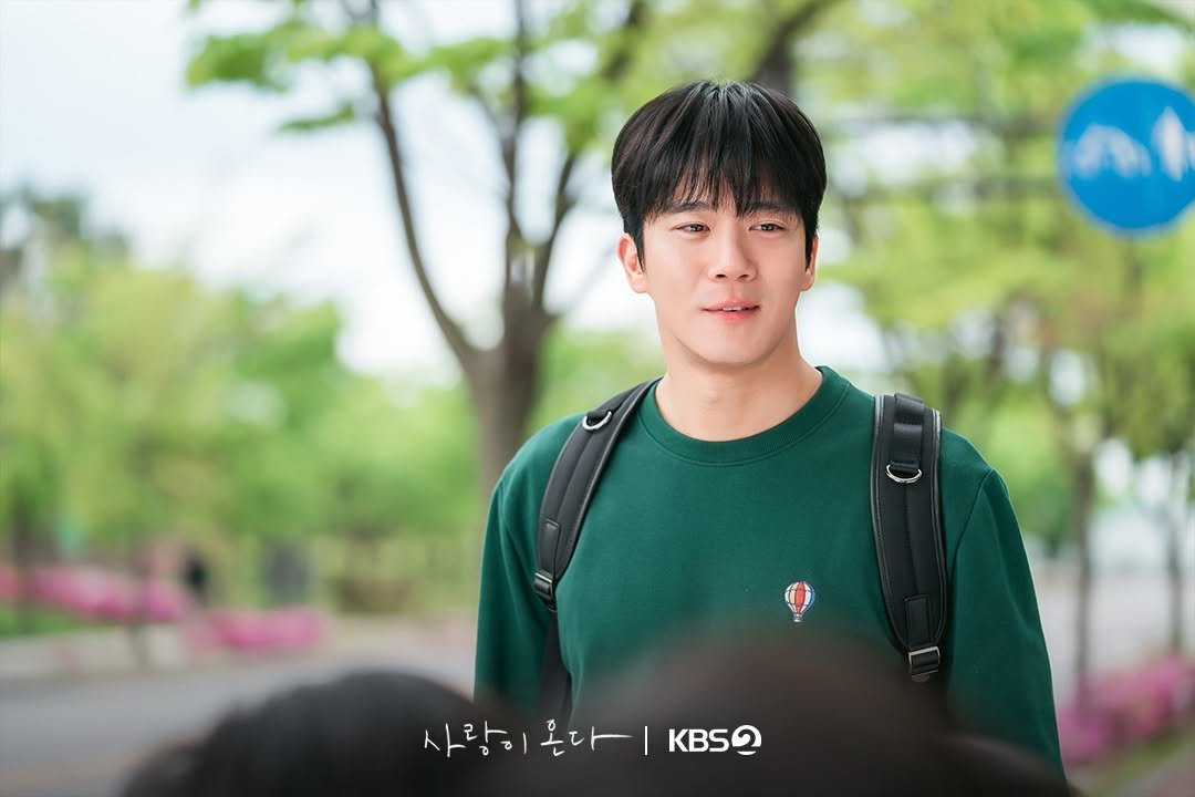 kbsdrama 게시물 이미지: [#사랑이온다] [📸] 

우연으로 시작된 두 사람의 인연🚌
김무진과 한규림의 첫...