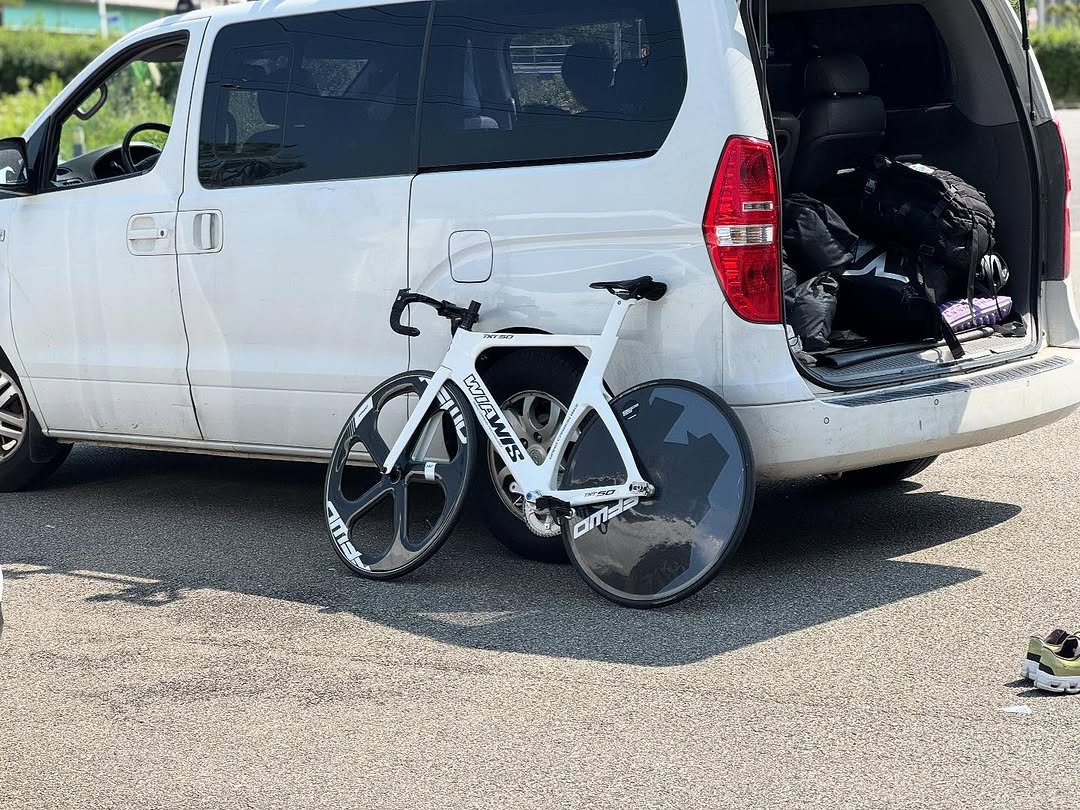 Photo by ㅊㅇ on October 20, 2025. May be an image of bicycle, tire, road and text.