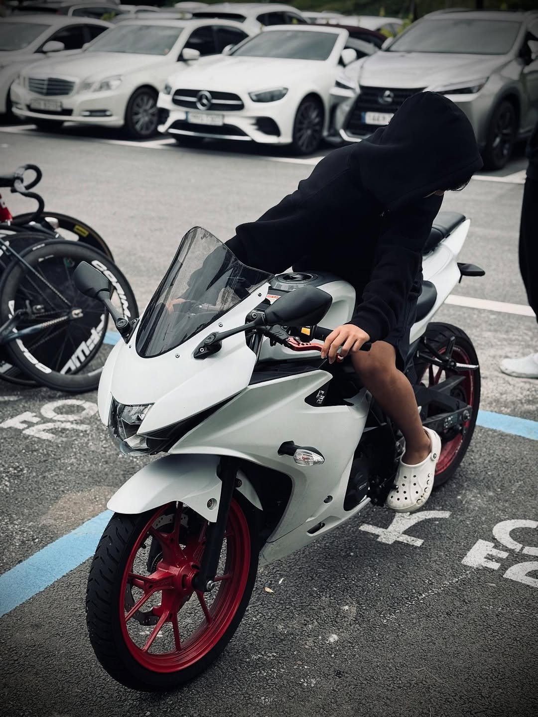 Photo by ㅊㅇ on October 15, 2025. May be an image of motorcycle, helmet and text.