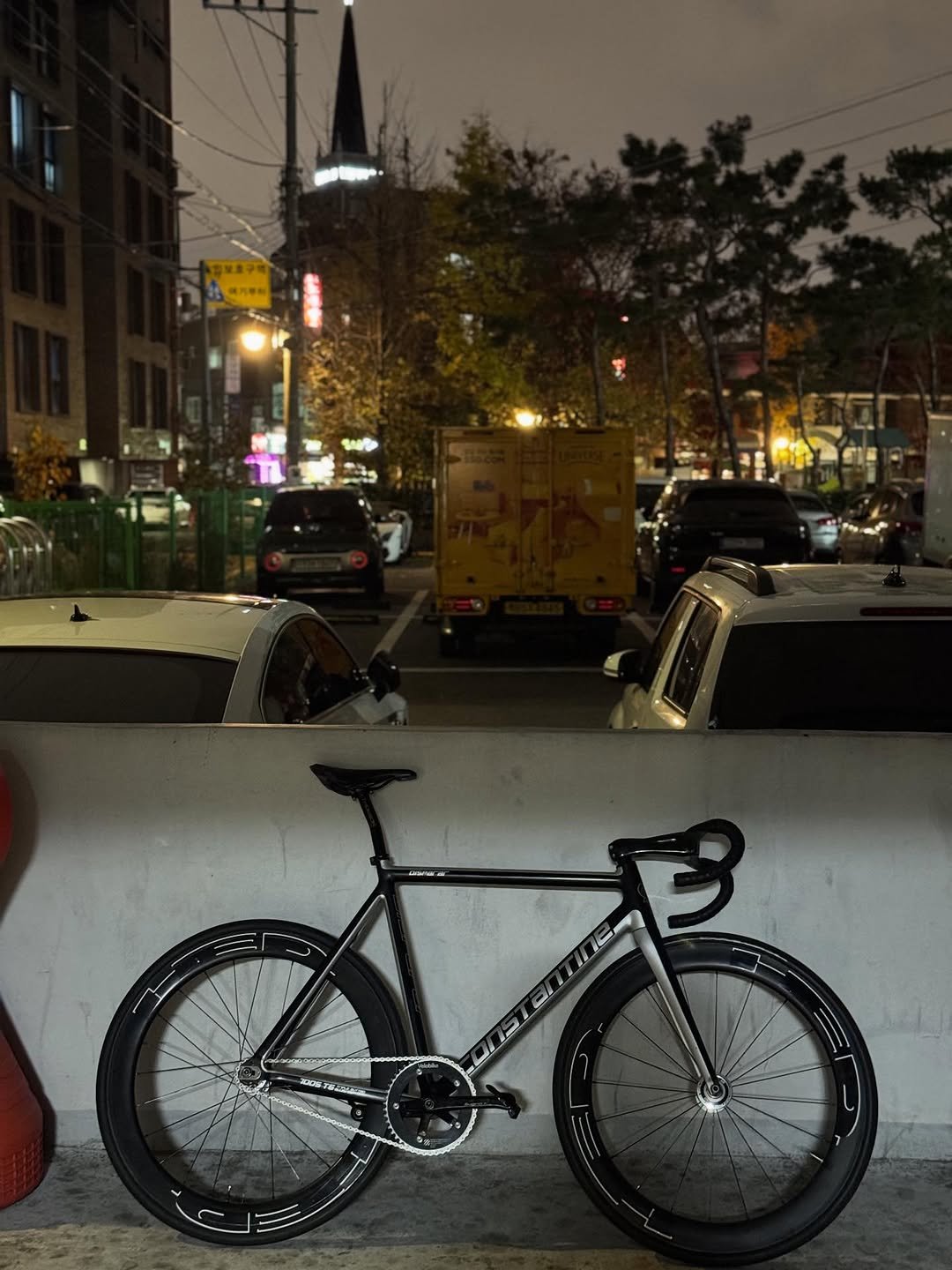 Photo by ㅊㅇ on November 29, 2025. May be an image of parking meter, bicycle, tire and text.