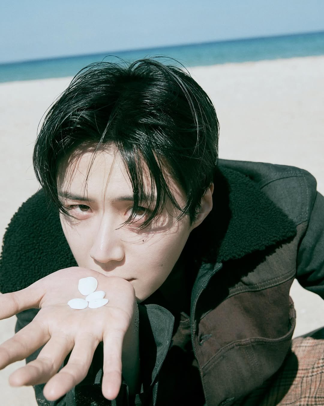 Photo shared by 김신애 on July 29, 2025 tagging @mminnnn, @ellekorea, and @seonho__kim. May be an image of 1 person and text.