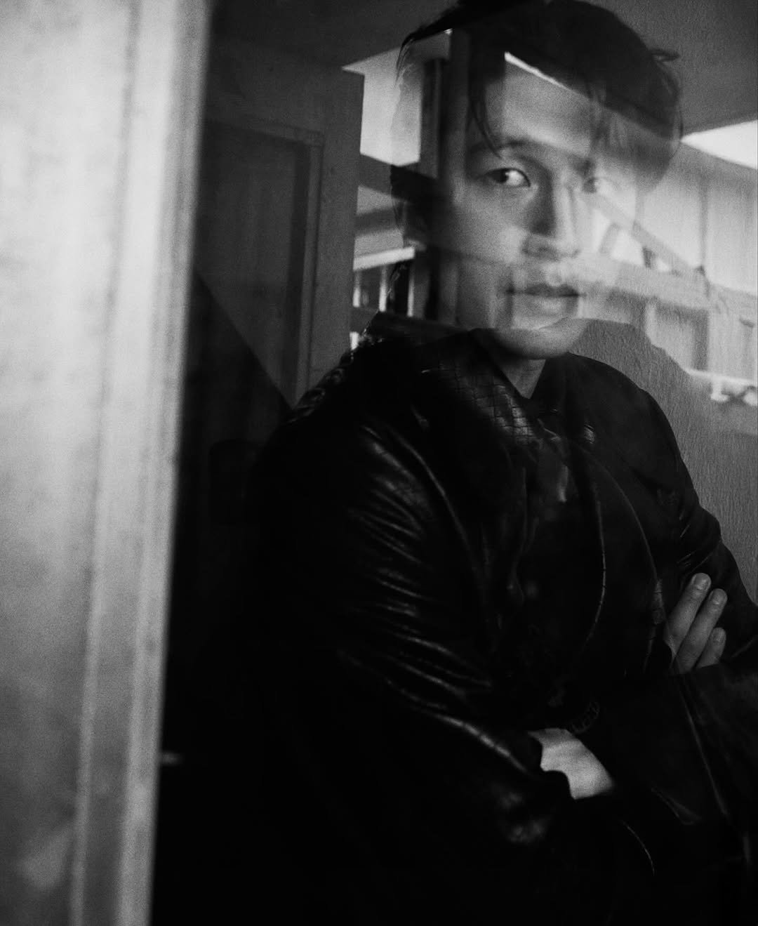 Photo shared by 김신애 on October 25, 2025 tagging @marieclairekorea, @bluecages, and @seonae_yu. May be a black-and-white image of mirror, curtains and text.