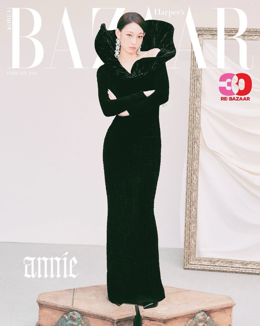 Photo shared by 김신애 on January 25, 2026 tagging @yun.hyeyoungg, @harpersbazaarkorea, and @anniesymoon. May be an image of magazine, gown and text that says 'Harper's FEBRL FEBRLAR2026 BAS ARY 2026 30 RE:BAZAAR RE: BAZAAR LLITITiC'.