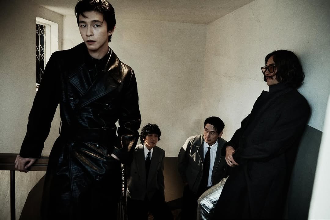 Photo shared by 김신애 on October 25, 2025 tagging @marieclairekorea, @bluecages, and @seonae_yu. May be an image of overcoat, suit, duffle coat and text.