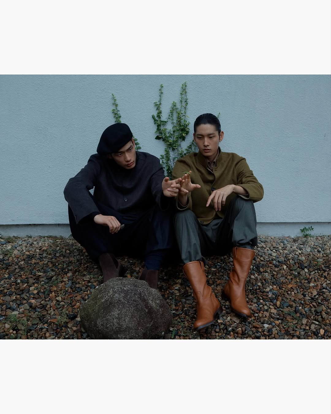 Photo shared by 김신애 on September 21, 2025 tagging @slowleeee, @lehl123, @arenakorea, and @du_kyung. May be an image of 2 people, duffle coat, parka, turtleneck and text.