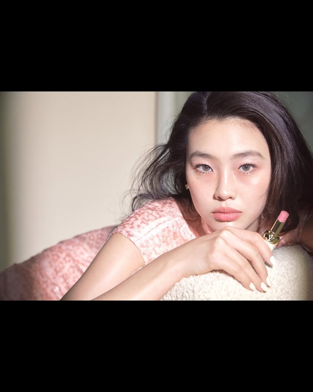 Photo shared by 김신애 on February 27, 2026 tagging @wkorea, @hoooooyeony, @___s_yeon, and @janghyeyeon_. May be an image of one or more people, hair, makeup, lipstick and text.