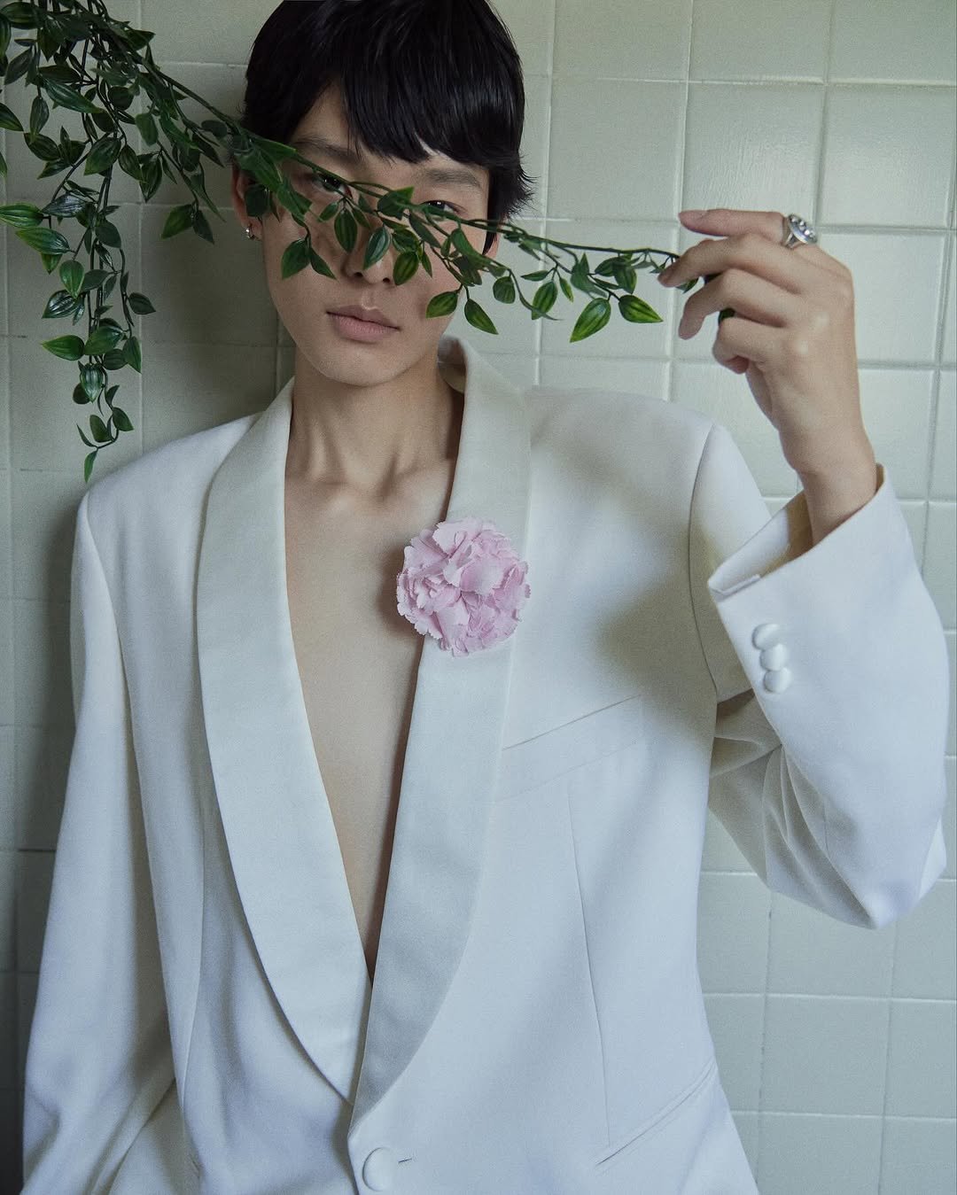 Photo shared by 김신애 on September 21, 2025 tagging @lehl123, @xxdonghui, @m_j108, @arenakorea, and @du_kyung. May be an image of 1 person, makeup, suit, blazer and text.