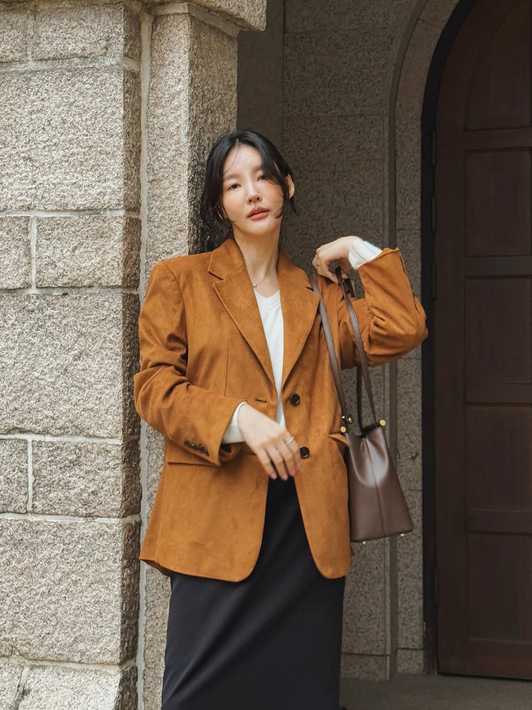 Photo by 김지혜 on September 22, 2025. May be an image of 1 person, duffle coat, overcoat, suit, blazer and text.