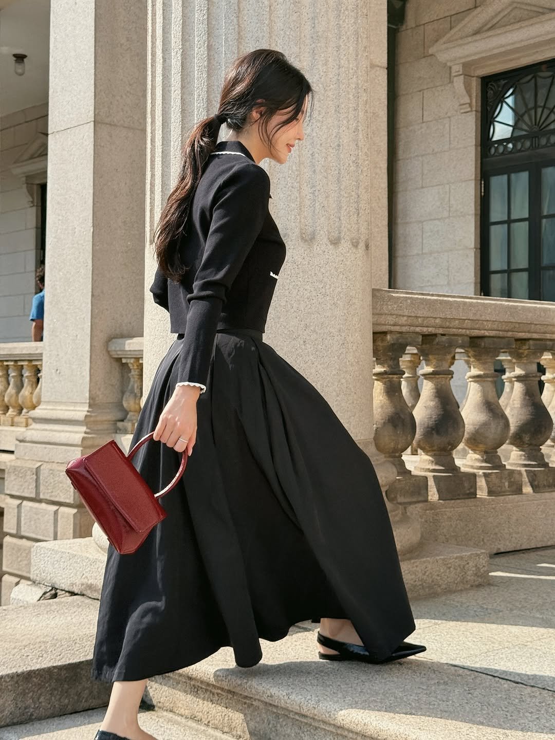 Photo by 김지혜 on September 20, 2025. May be an image of 2 people, slingback shoes, dress and text.