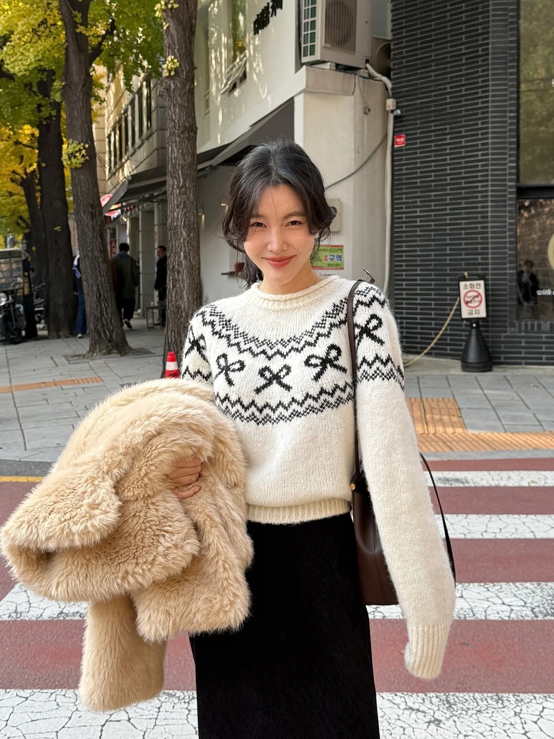 Photo by 김지혜 on November 11, 2025. May be an image of duffle coat, overcoat, sable coat, sweater, turtleneck, parka and text.