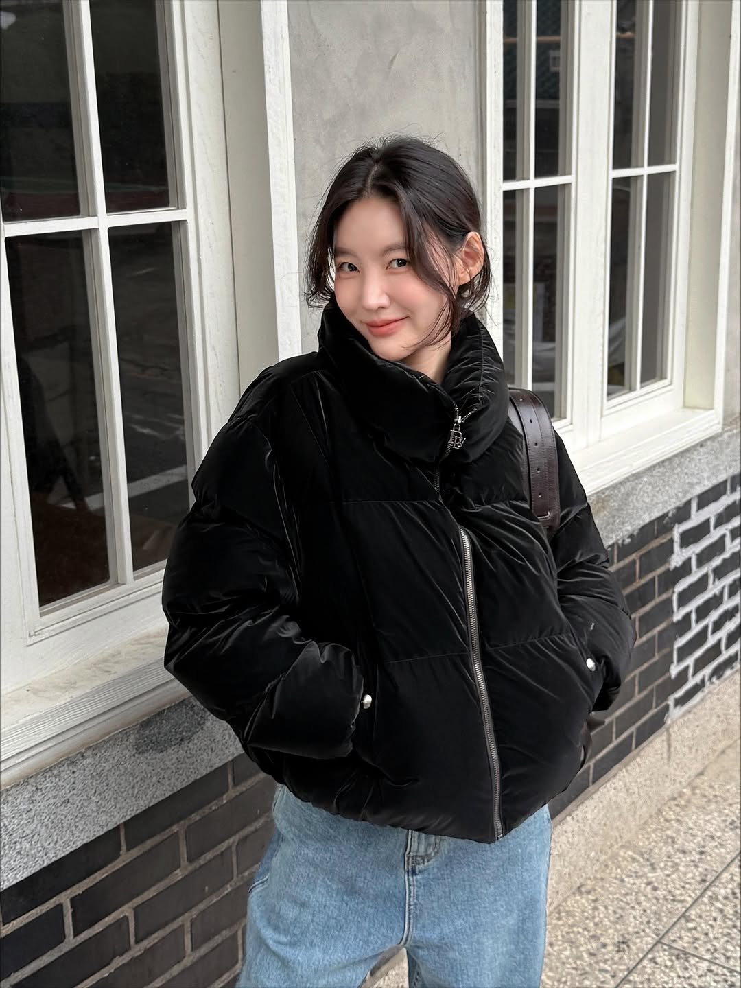 Photo by 김지혜 on November 09, 2025. May be an image of overcoat, goosedown coat, duffle coat, turtleneck, parka, flight jacket and text.