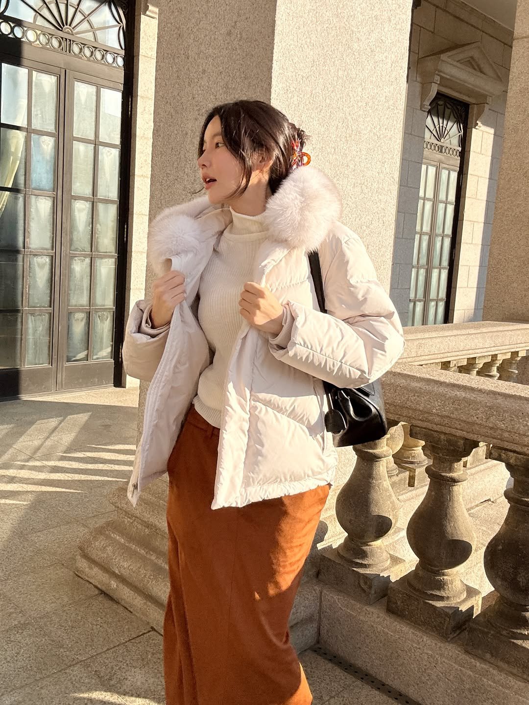 Photo by 김지혜 on December 17, 2025. May be an image of sable coat, overcoat, duffle coat, jacket, turtleneck, parka and text.