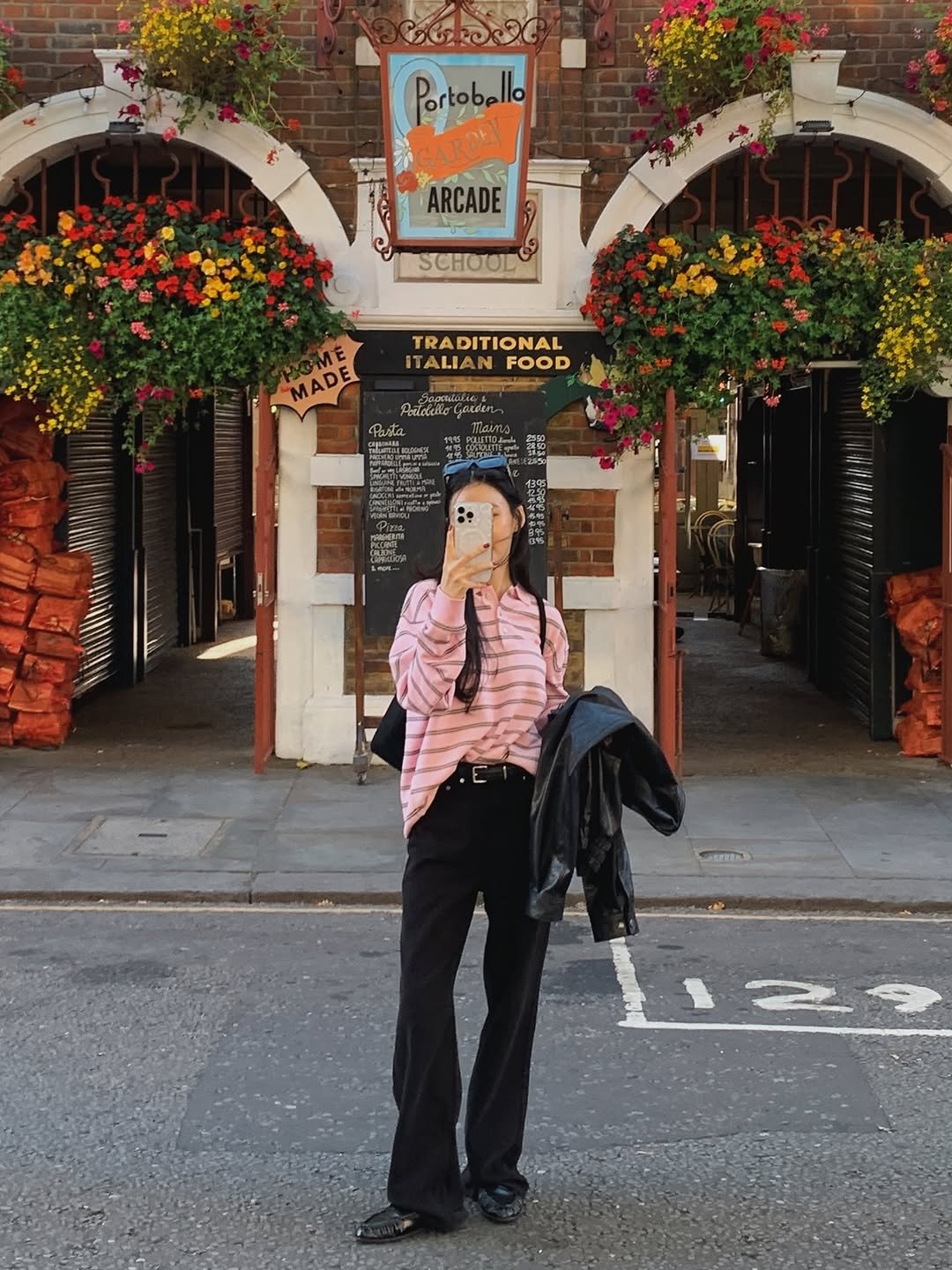 Photo by 김지혜 on September 27, 2025. May be an image of 1 person, the Cotswolds and text.