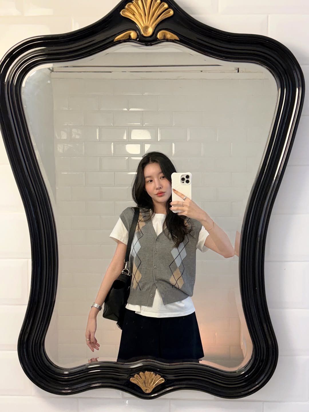 Photo by 김지혜 on February 16, 2026. May be a selfie of phone, mirror and text.