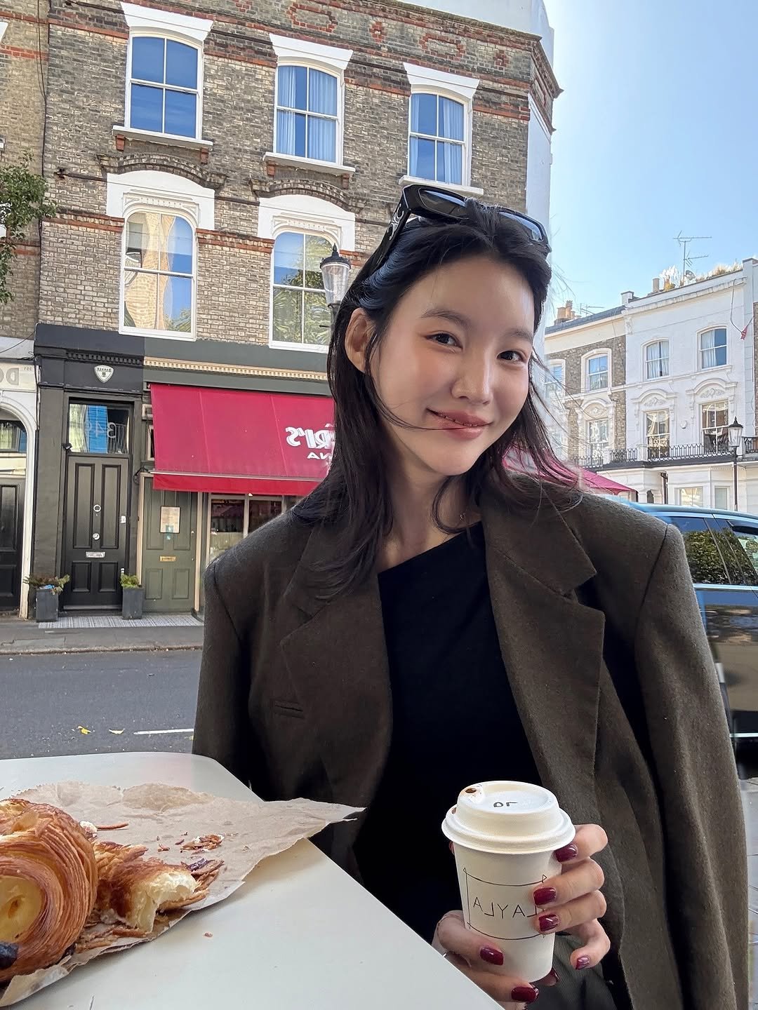 Photo shared by 김지혜 on September 26, 2025 tagging @noirnine_london. May be an image of 1 person, croissant, cornflower and text.