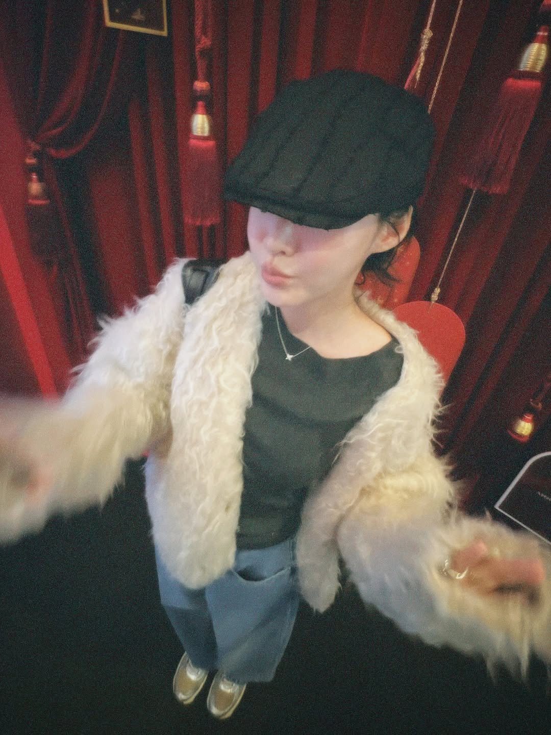 Photo by 김지혜 on January 01, 2026. May be an image of child, goosedown coat, fur coat, duffle coat, bowler hat, beret and text.