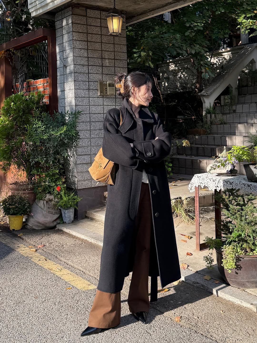Photo by 김지혜 on November 05, 2025. May be an image of duffle coat, overcoat, turtleneck, cloak, parka and text.