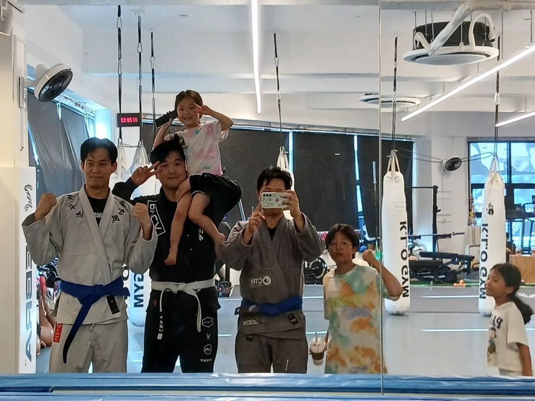 Photo by 김롤링 (Logan R. Kim) on August 10, 2025. May be an image of 6 people, people performing martial arts, belt and text.