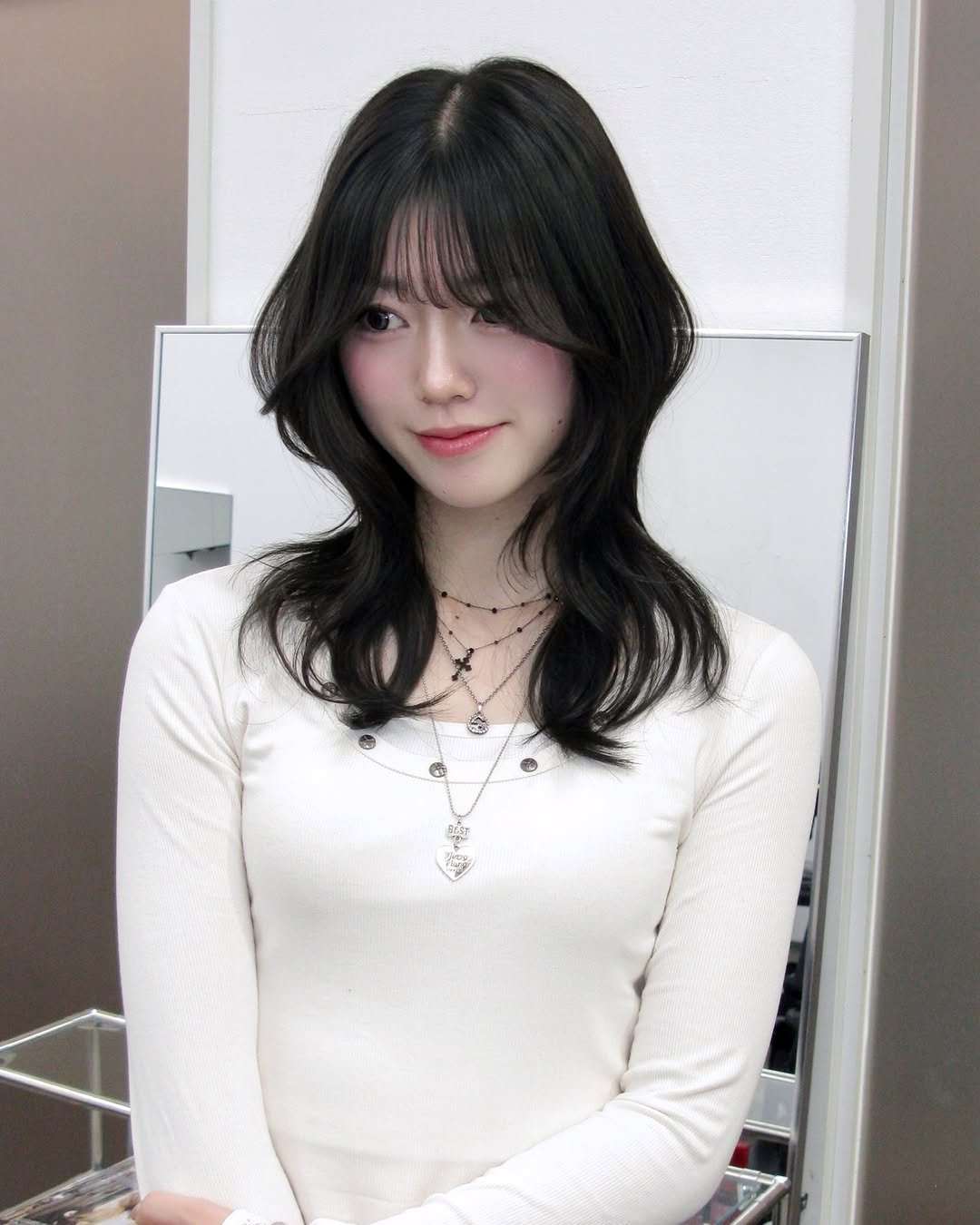 Photo by 南部圭佑/スリークレイヤー/ハッシュカット/レイヤーカット/ウルフカット/表参道/原宿 on December 02, 2025. May be an image of one or more people, hair, top and text.