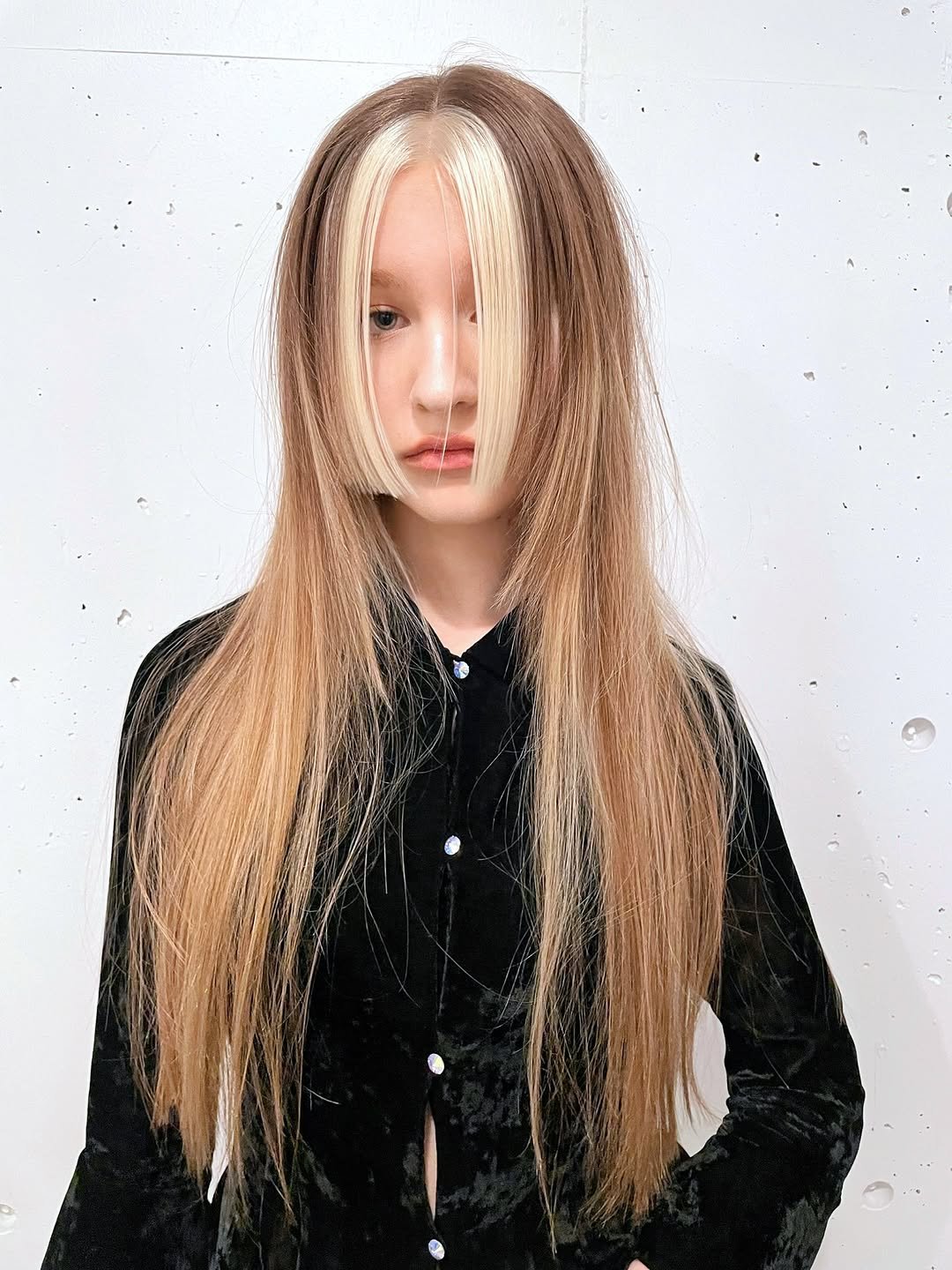 Photo by 南部圭佑/スリークレイヤー/ハッシュカット/レイヤーカット/ウルフカット/表参道/原宿 on November 05, 2025. May be an image of one or more people, blonde hair, braids, makeup, mannequin and text.