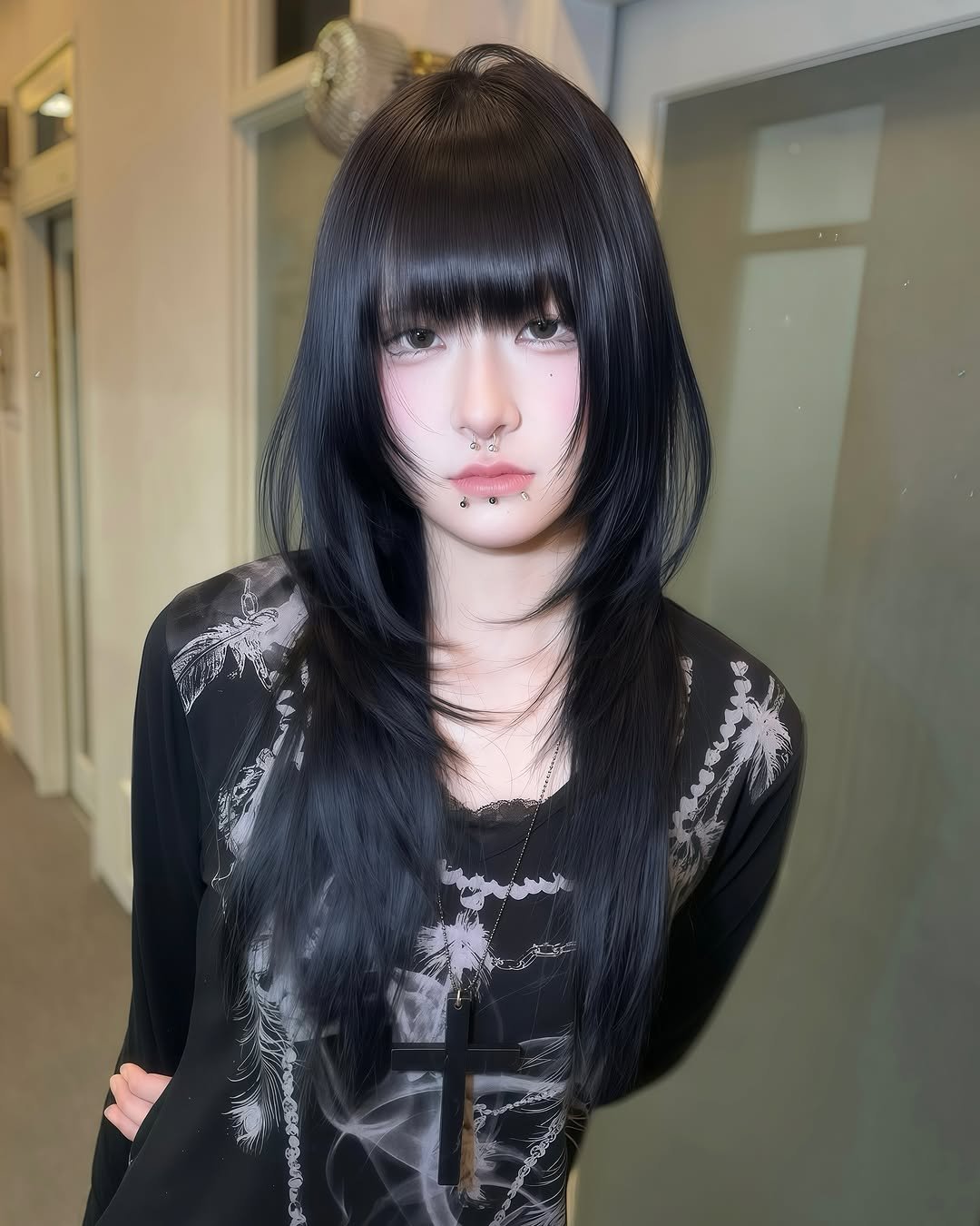 Photo by 南部圭佑/スリークレイヤー/ハッシュカット/レイヤーカット/ウルフカット/表参道/原宿 on November 17, 2025. May be an image of one or more people, makeup, hair, fishnet stockings and text.