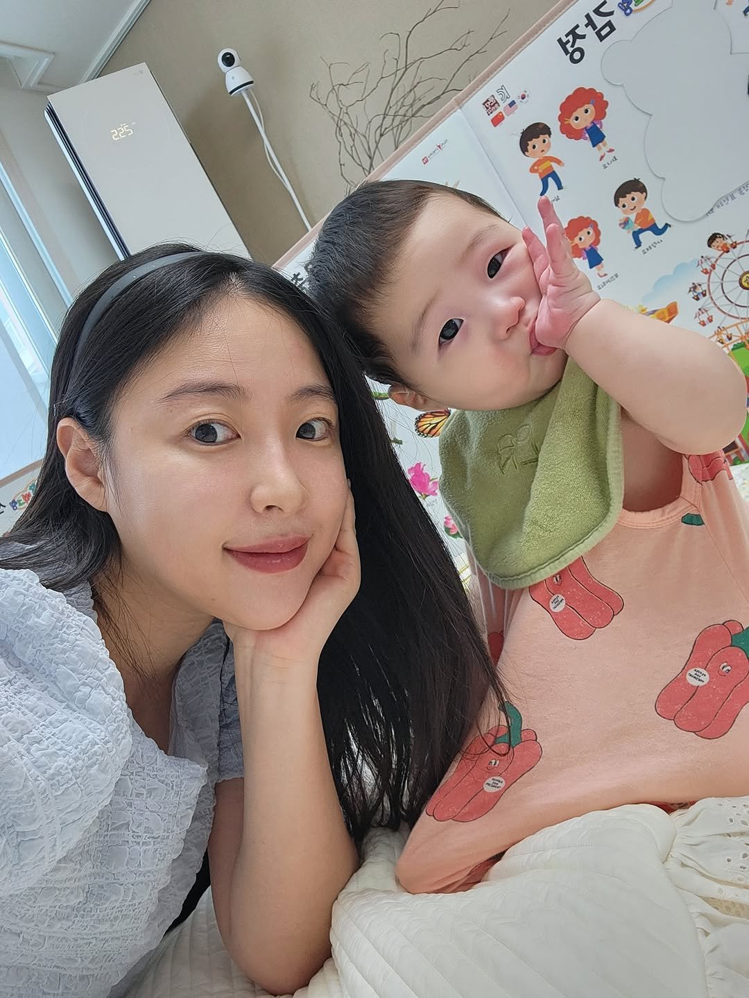 Photo by 켈리맘•육아정보•HOME🧸 on August 25, 2025. May be a selfie of 2 people, baby, hair, people smiling, diaper, hospital and text.