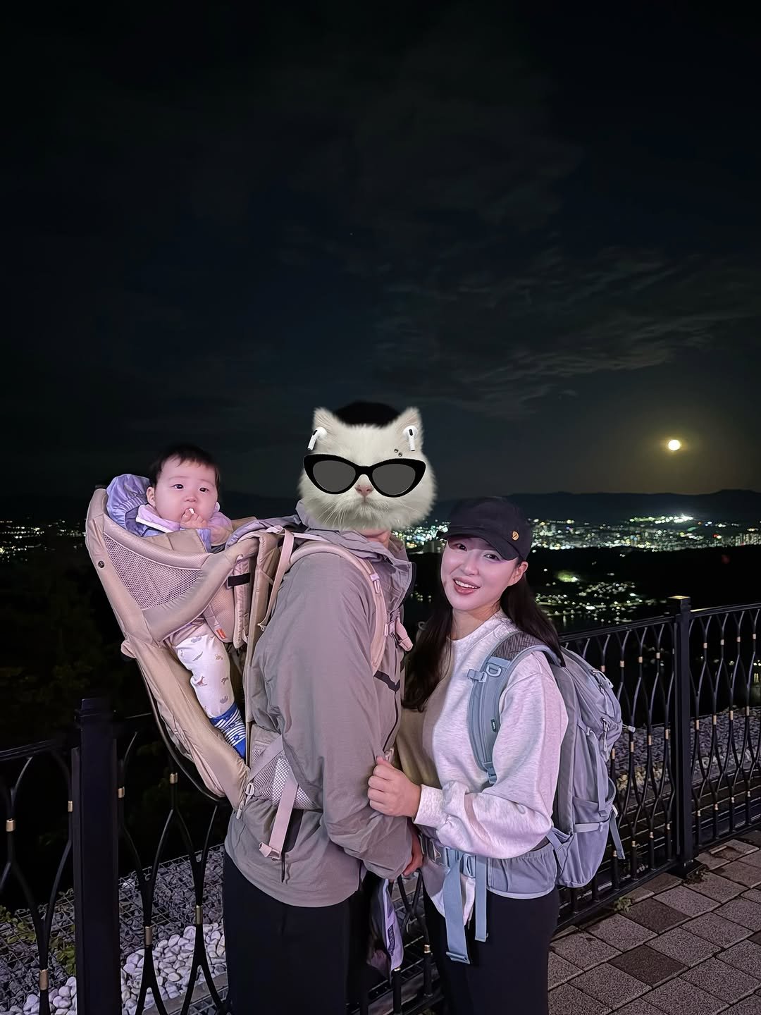 Photo by 켈리맘•육아정보•HOME🧸 on October 08, 2025. May be an image of 3 people, baby, people kissing, owl, night and text.