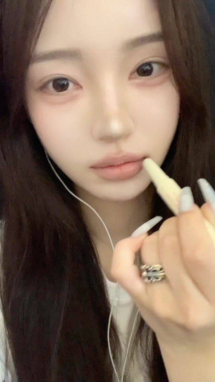 kend__v 게시물 이미지: 패치 덕지덕지 얼굴에 메이크업 ✈️