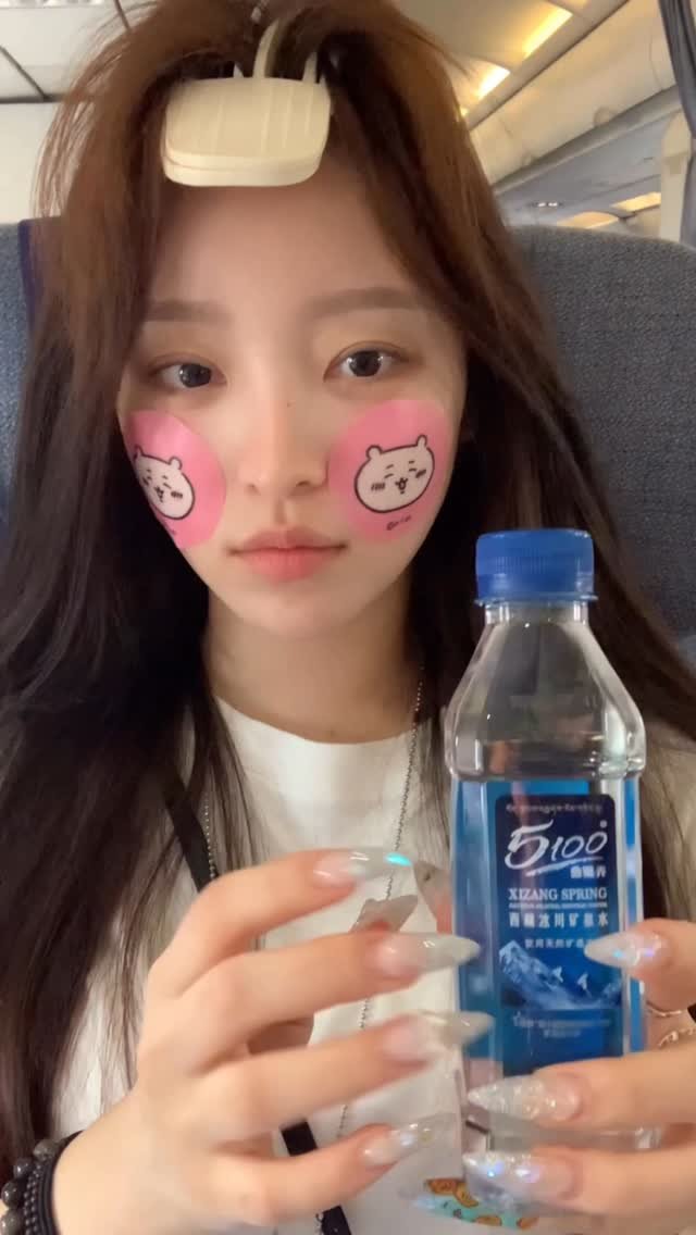 kend__v 게시물 이미지: natural makeup in airplane✈️