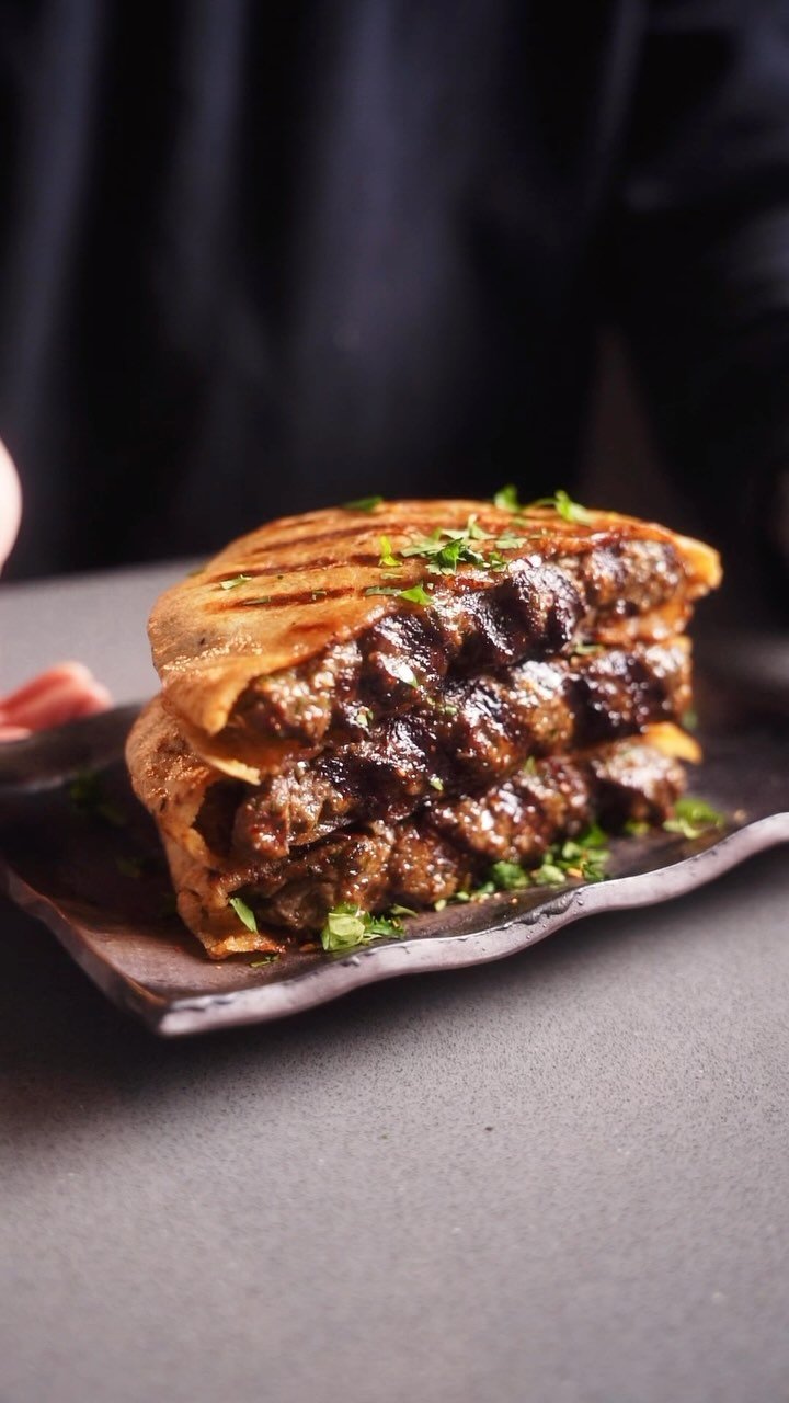 kennylsong 게시물 이미지: beef arayes 😮‍💨

My first time making these -...