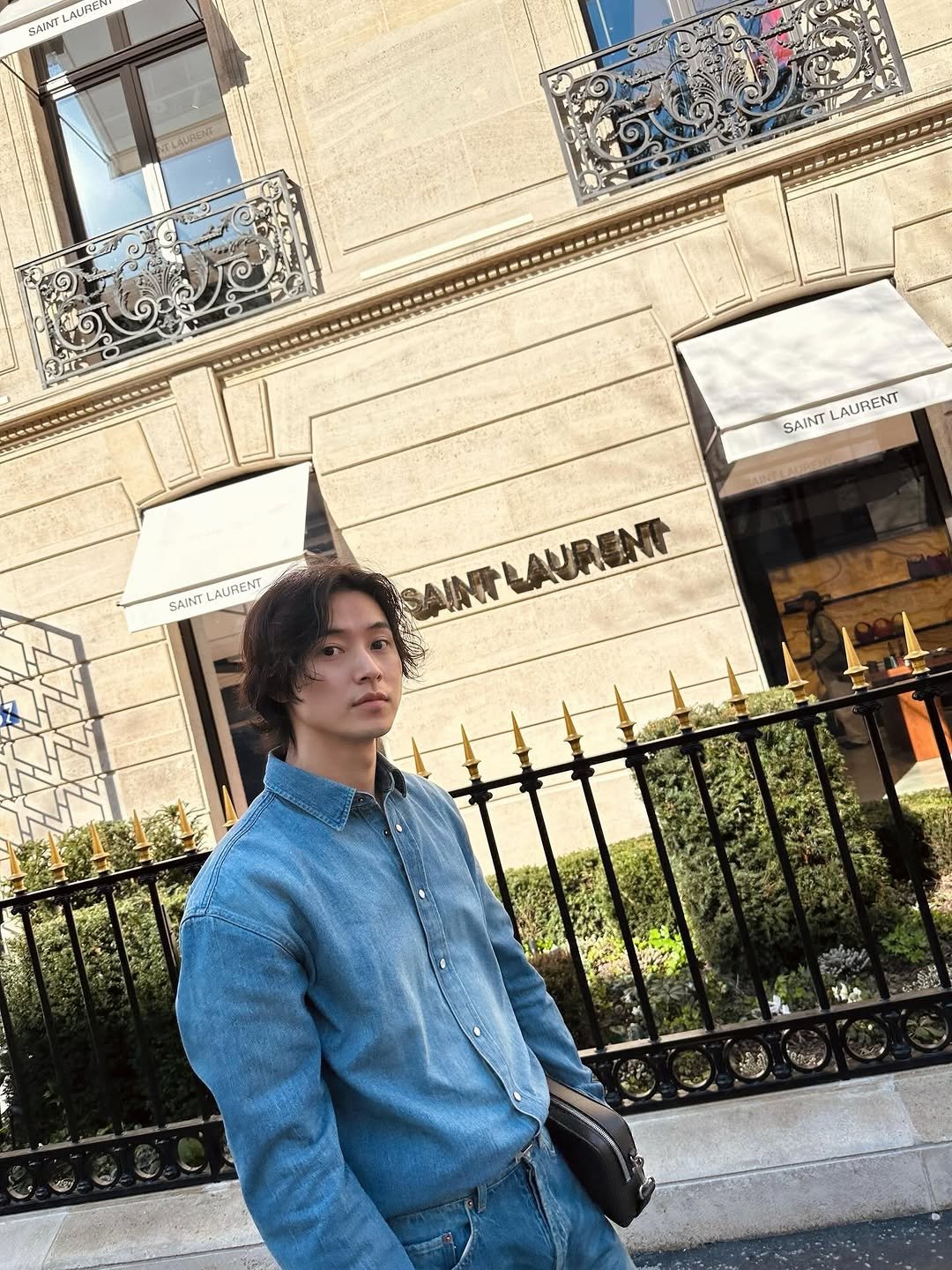 Photo shared by 山﨑賢人 on March 05, 2026 tagging @ysl, and @anthonyvaccarello. May be an image of cornflower and text that says 'AURER RE SAINT TLAURENG TO SAINT LAURENT SAINT SAINTLAURENT AURENT LAURENT AaPИCA'.