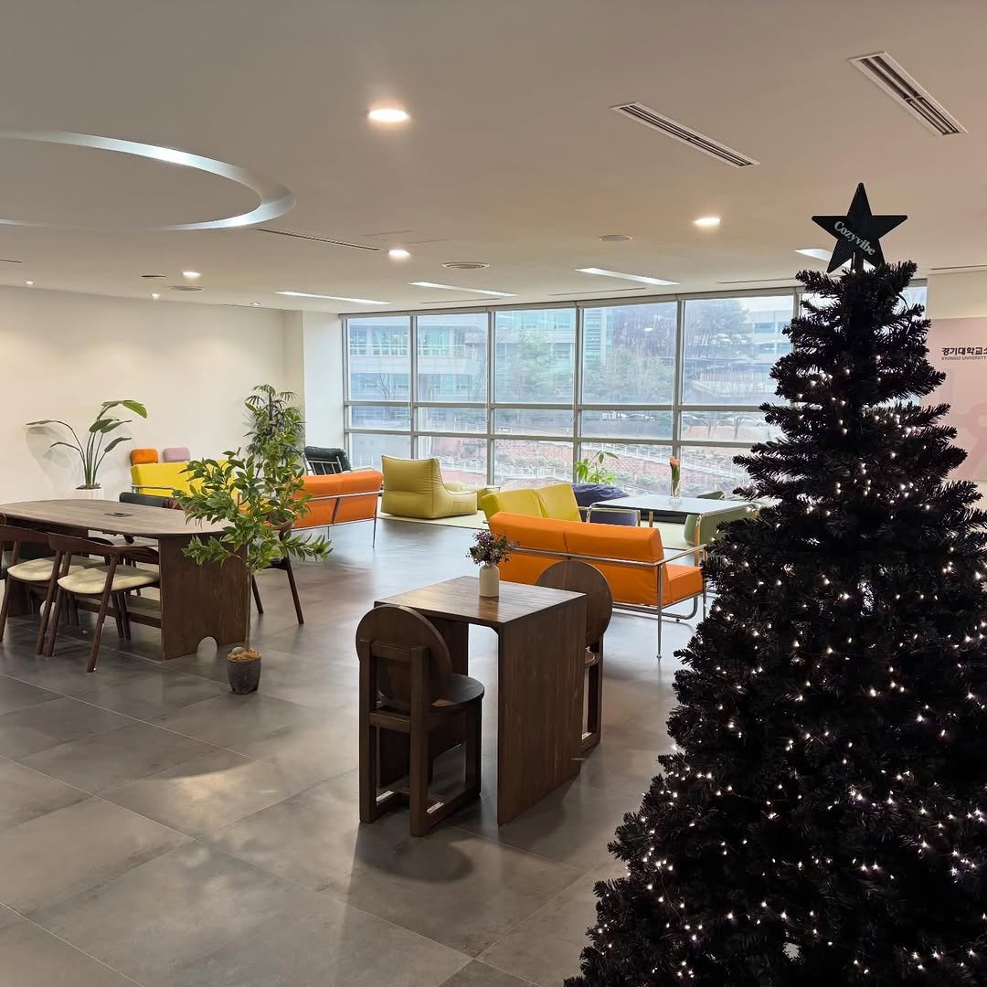 Photo by 경기대학교소성박물관 on December 15, 2025. May be an image of christmas tree, lighting, tinsel, furniture, office and text.
