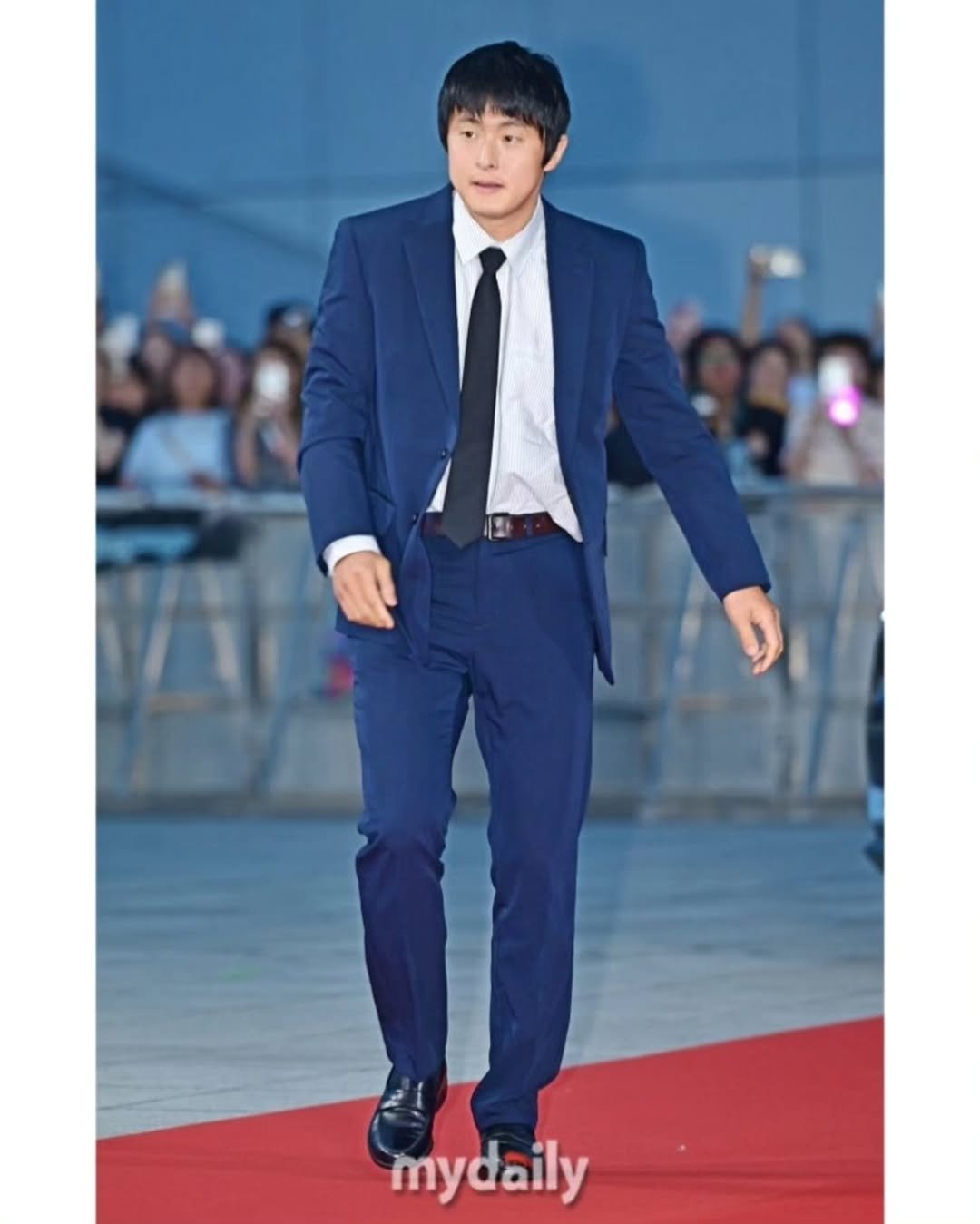 Photo by 김희민 on July 18, 2025. May be an image of 2 people, suit, dinner jacket and text.