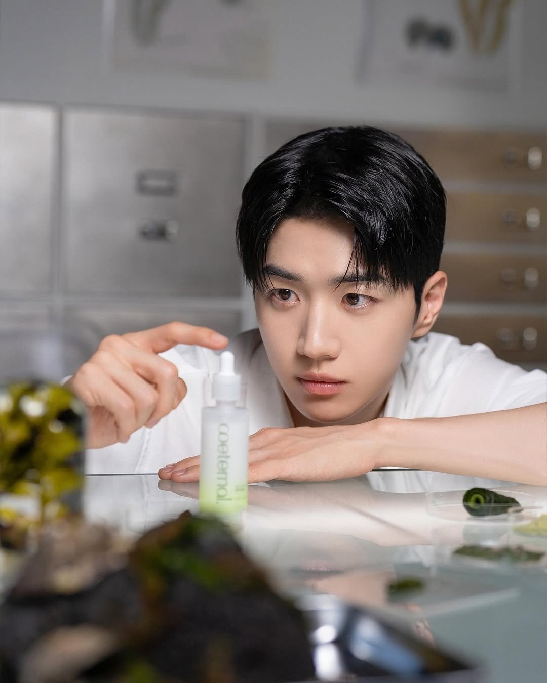 Photo by 강훈 on November 20, 2025. May be an image of one or more people, makeup, hair, hair product, hand cream and text.